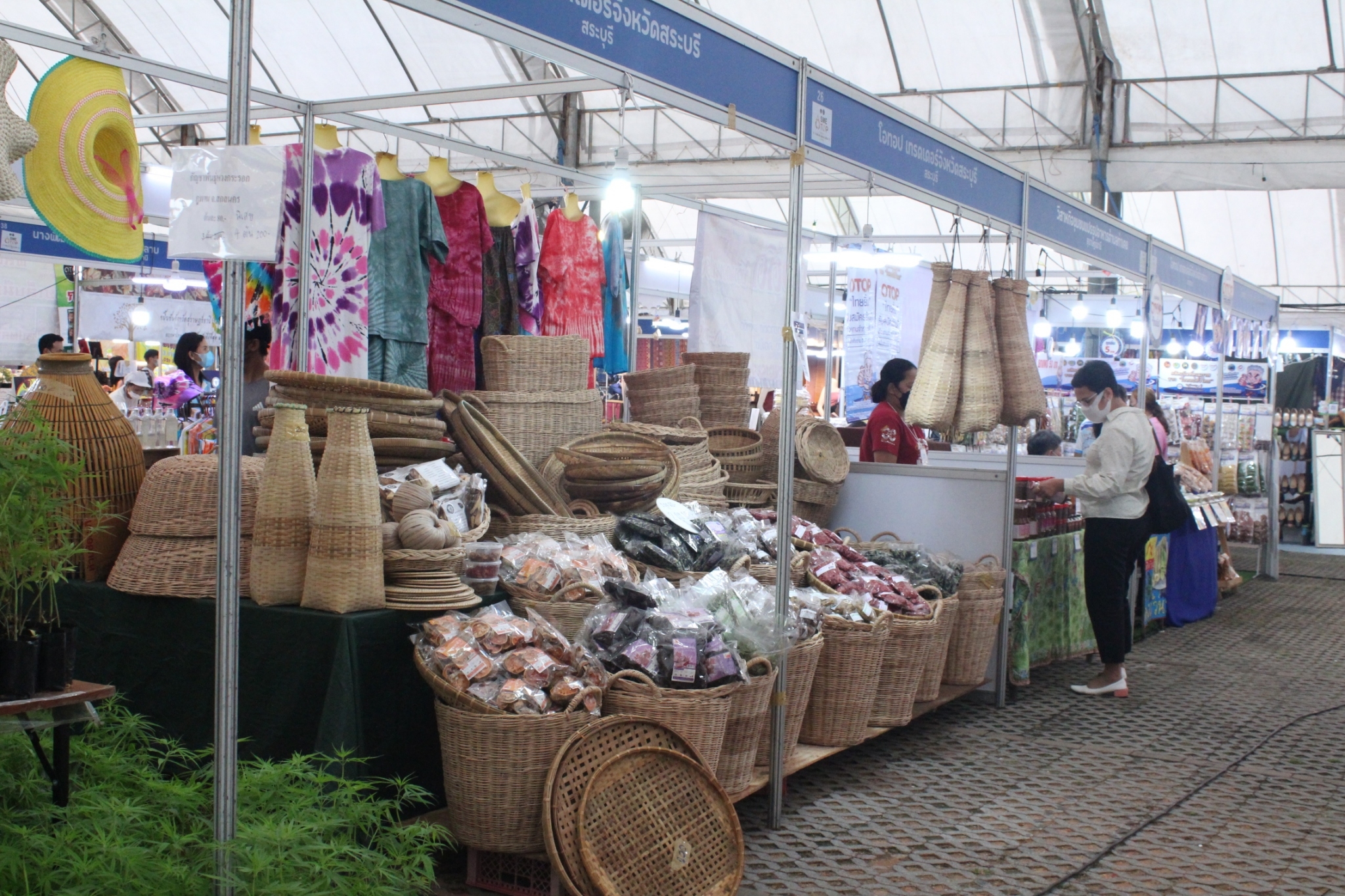 สุราษฎร์ธานี..เมืองคนดี ยกทัพขบวนสินค้า OTOP SME กระตุ้นเศรษฐกิจ กับงาน “OTOP SME ก้าวไปด้วยกัน มหัศจรรย์ ศรีวิชัย” ณ บริเวณหน้าศาลากลางจังหวัดสุราษฎร์ธานี