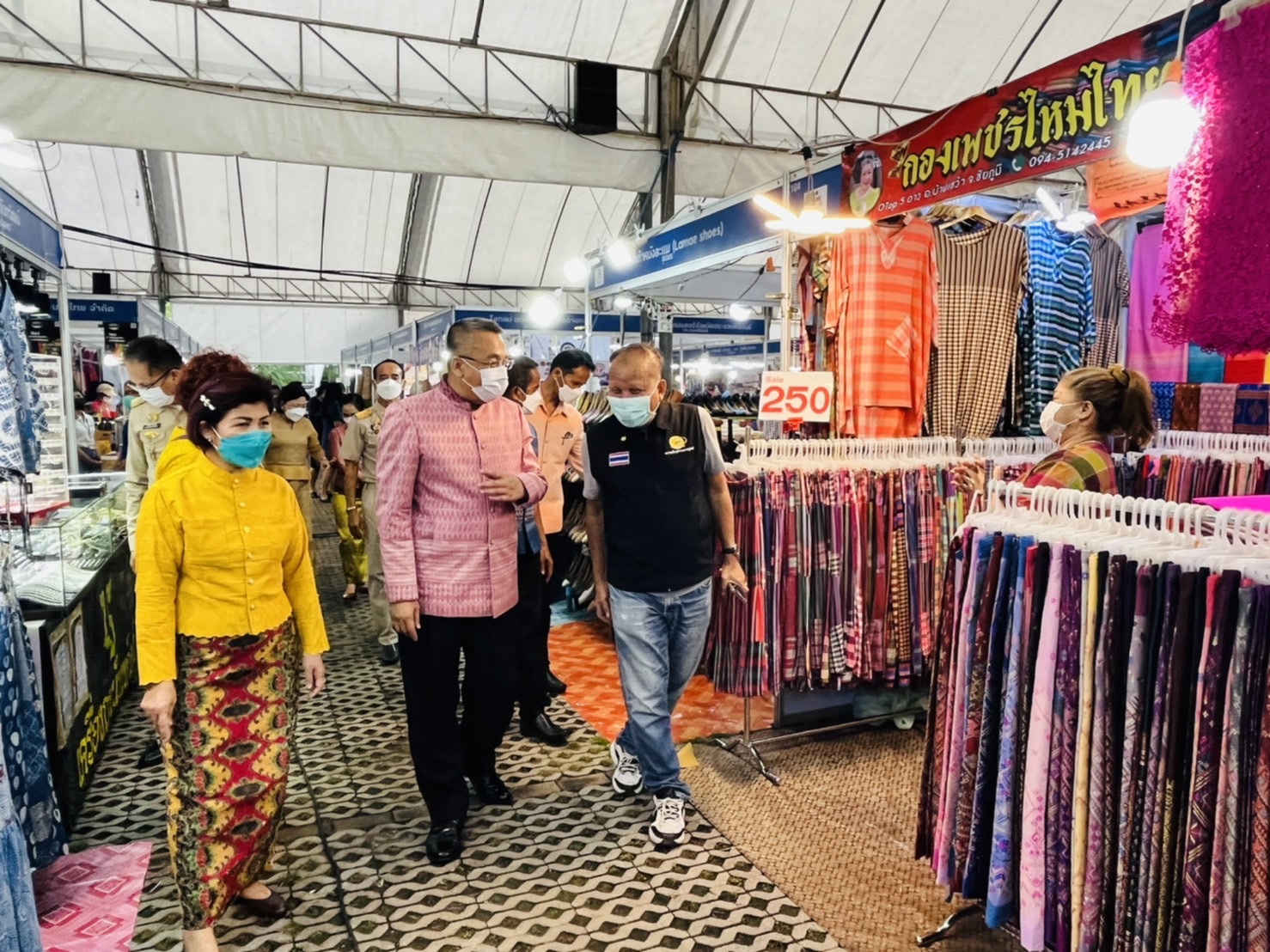 สุราษฎร์ธานี..เมืองคนดี ยกทัพขบวนสินค้า OTOP SME กระตุ้นเศรษฐกิจ กับงาน “OTOP SME ก้าวไปด้วยกัน มหัศจรรย์ ศรีวิชัย” ณ บริเวณหน้าศาลากลางจังหวัดสุราษฎร์ธานี