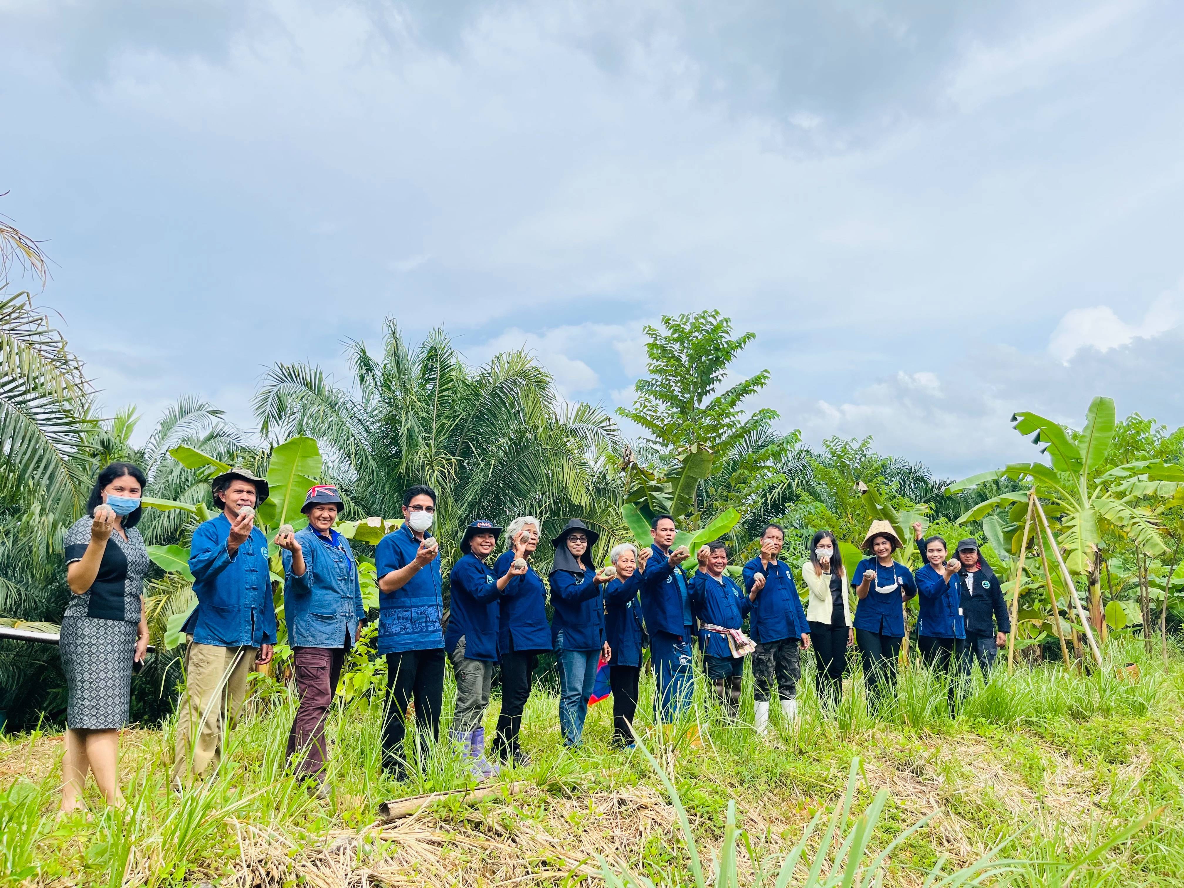 เครือข่ายโคกหนองนา พช.พนม จังหวัดสุราษฎร์ธานี รวมพลังจัดกิจกรรม “ก้าวต่อไป โคก หนอง นา พช.พนม ออกปาก (ซอแรง) พัฒนาสู่บันได ๙ ขั้น ” อย่างยั่งยืน