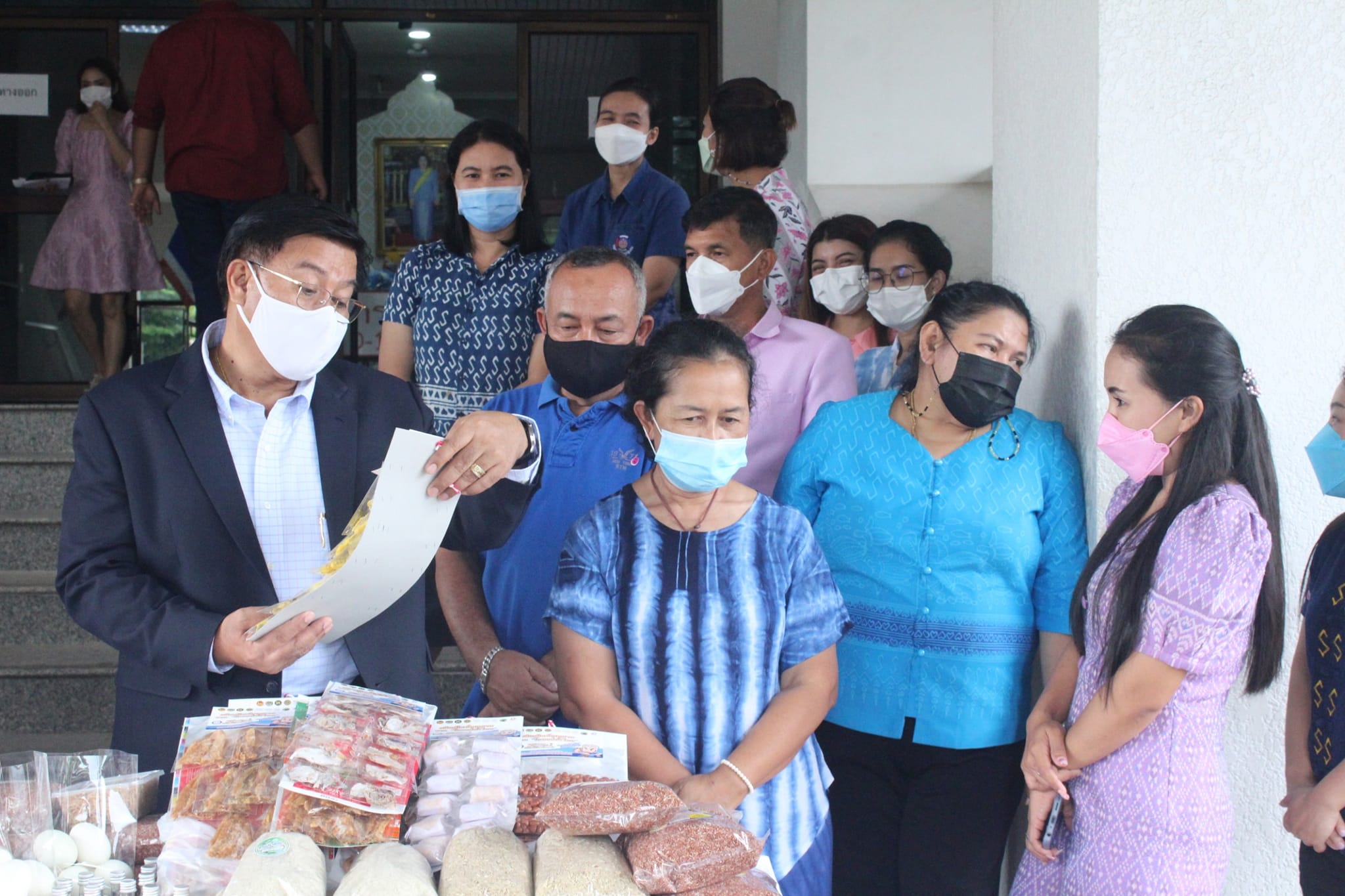 พช.สุราษฎร์ธานีผนึกกำลังเครือข่าย OTOP จังหวัดสุราษฎร์ธานีร่วมกับเครือข่าย OTOP ภาคใต้ ร่วมแบ่งปันใส่ตู้ปันสุข จากสินค้า OTOP เพื่อช่วยเหลือผู้ได้รับผลกระทบจากการแพร่ระบาดของโรคติดเชื้อไวรัสโคโรนา 2019 (COVID-19)