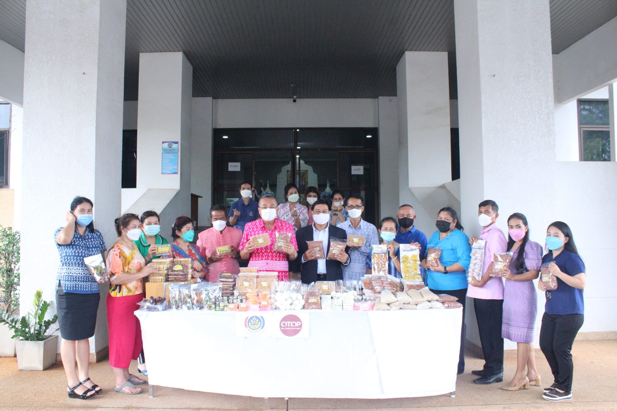 พช.สุราษฎร์ธานีผนึกกำลังเครือข่าย OTOP จังหวัดสุราษฎร์ธานีร่วมกับเครือข่าย OTOP ภาคใต้ ร่วมแบ่งปันใส่ตู้ปันสุข จากสินค้า OTOP เพื่อช่วยเหลือผู้ได้รับผลกระทบจากการแพร่ระบาดของโรคติดเชื้อไวรัสโคโรนา 2019 (COVID-19)