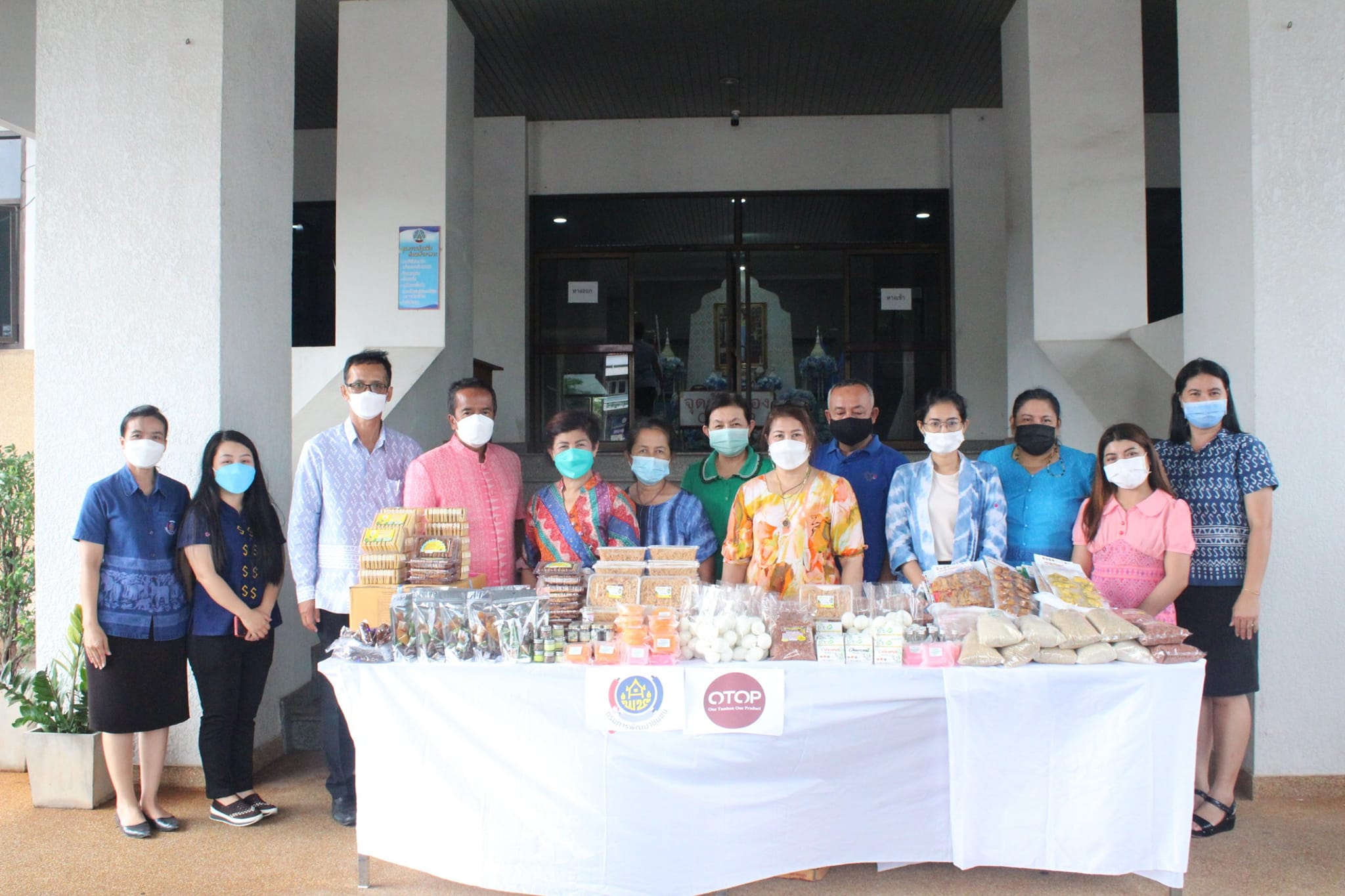 พช.สุราษฎร์ธานีผนึกกำลังเครือข่าย OTOP จังหวัดสุราษฎร์ธานีร่วมกับเครือข่าย OTOP ภาคใต้ ร่วมแบ่งปันใส่ตู้ปันสุข จากสินค้า OTOP เพื่อช่วยเหลือผู้ได้รับผลกระทบจากการแพร่ระบาดของโรคติดเชื้อไวรัสโคโรนา 2019 (COVID-19)