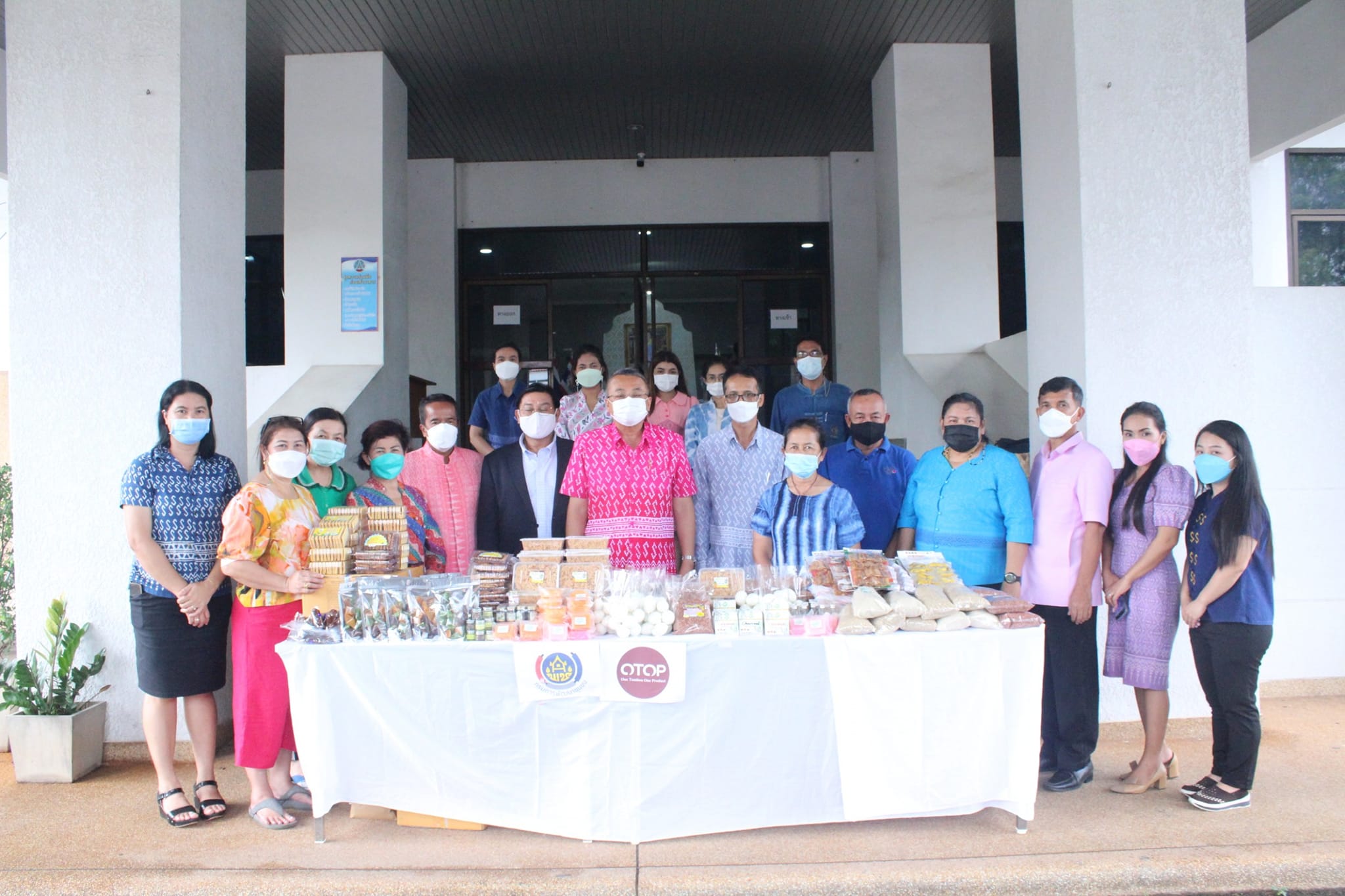 พช.สุราษฎร์ธานีผนึกกำลังเครือข่าย OTOP จังหวัดสุราษฎร์ธานีร่วมกับเครือข่าย OTOP ภาคใต้ ร่วมแบ่งปันใส่ตู้ปันสุข จากสินค้า OTOP เพื่อช่วยเหลือผู้ได้รับผลกระทบจากการแพร่ระบาดของโรคติดเชื้อไวรัสโคโรนา 2019 (COVID-19)