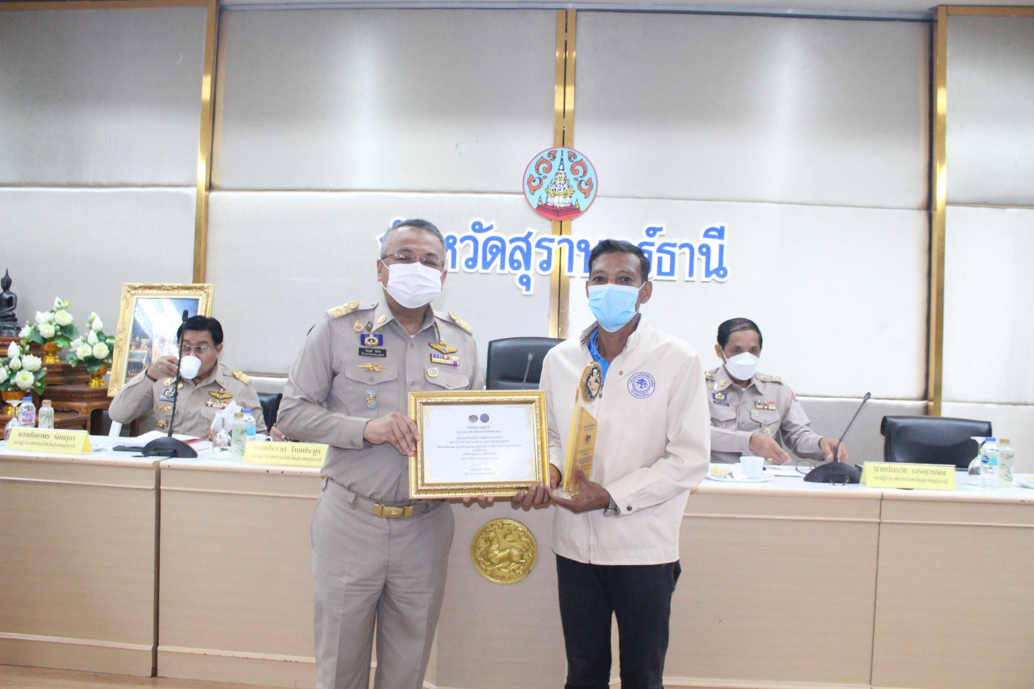 “จังหวัดสุราษฎร์ธานี ร่วมแสดงความยินดี แก่ผู้ที่ได้รับโล่เชิดชูเกียรติทุกท่าน”