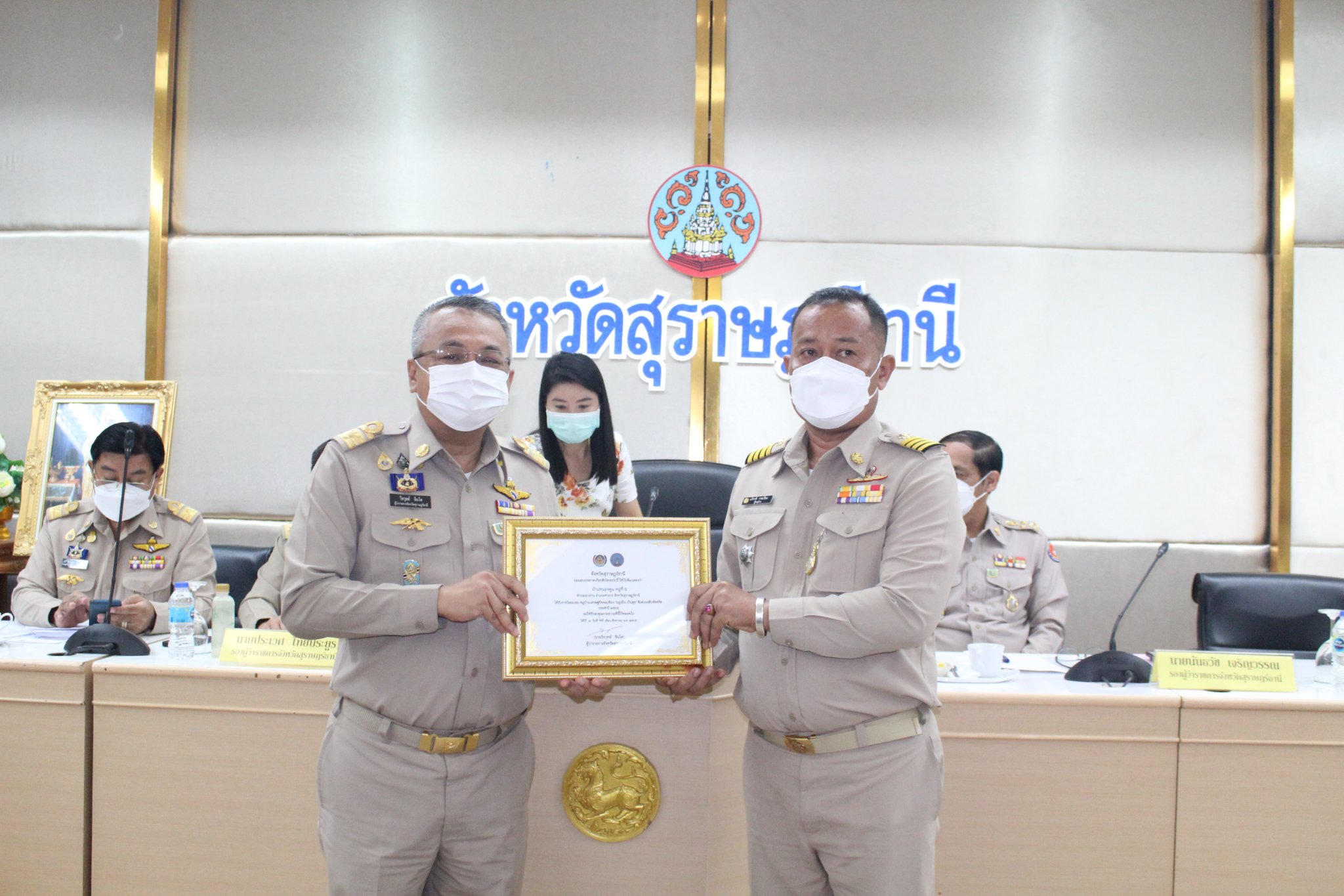 “จังหวัดสุราษฎร์ธานี ร่วมแสดงความยินดี แก่ผู้ที่ได้รับโล่เชิดชูเกียรติทุกท่าน”