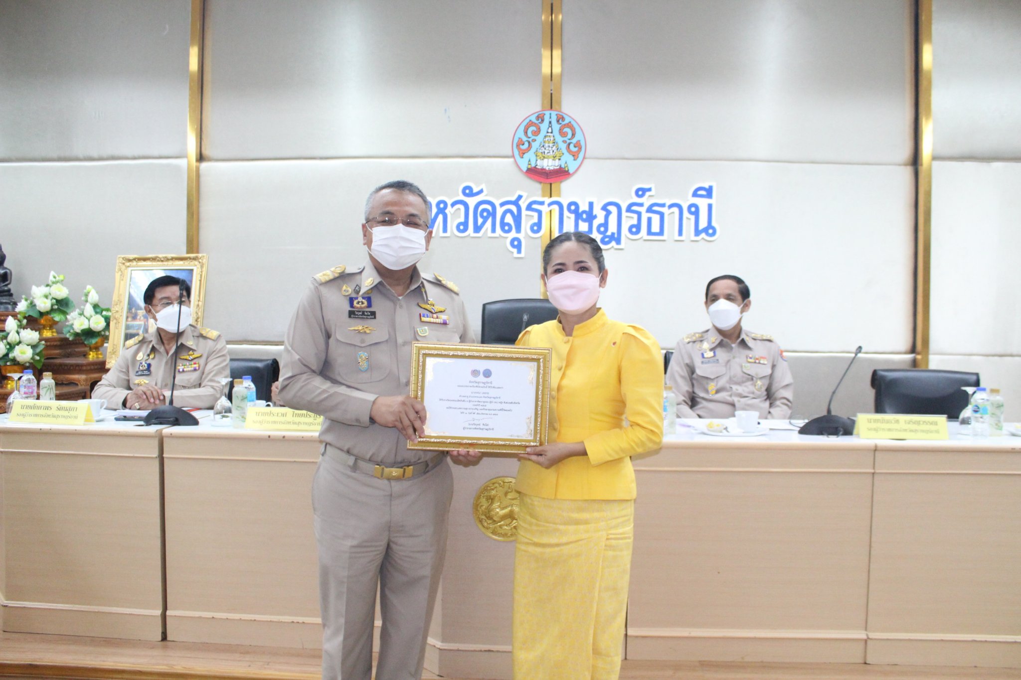 “จังหวัดสุราษฎร์ธานี ร่วมแสดงความยินดี แก่ผู้ที่ได้รับโล่เชิดชูเกียรติทุกท่าน”