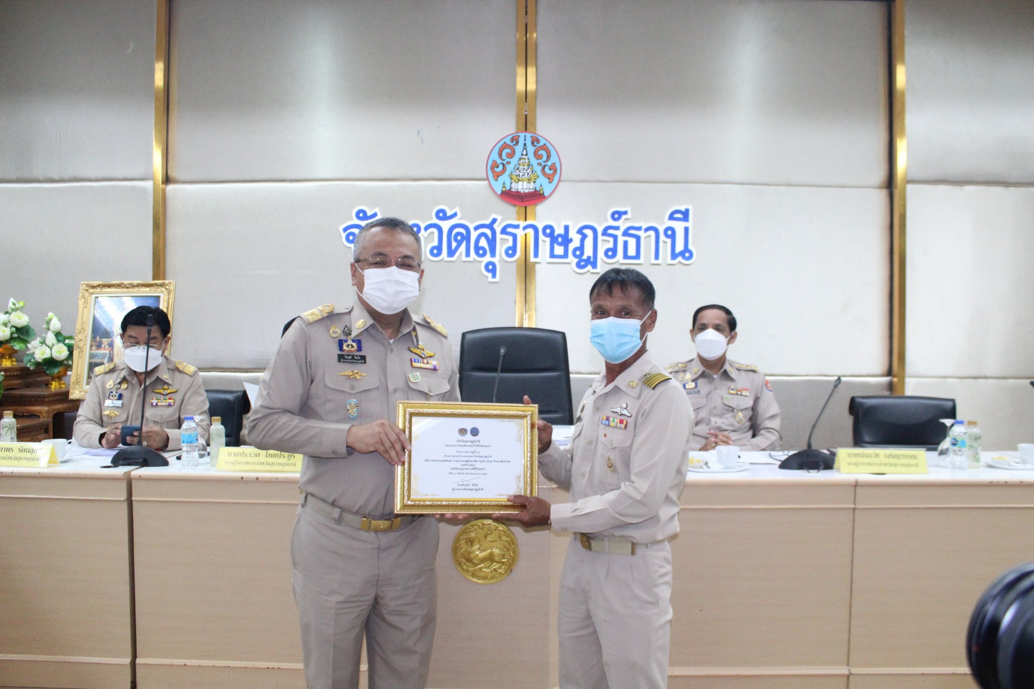 “จังหวัดสุราษฎร์ธานี ร่วมแสดงความยินดี แก่ผู้ที่ได้รับโล่เชิดชูเกียรติทุกท่าน”