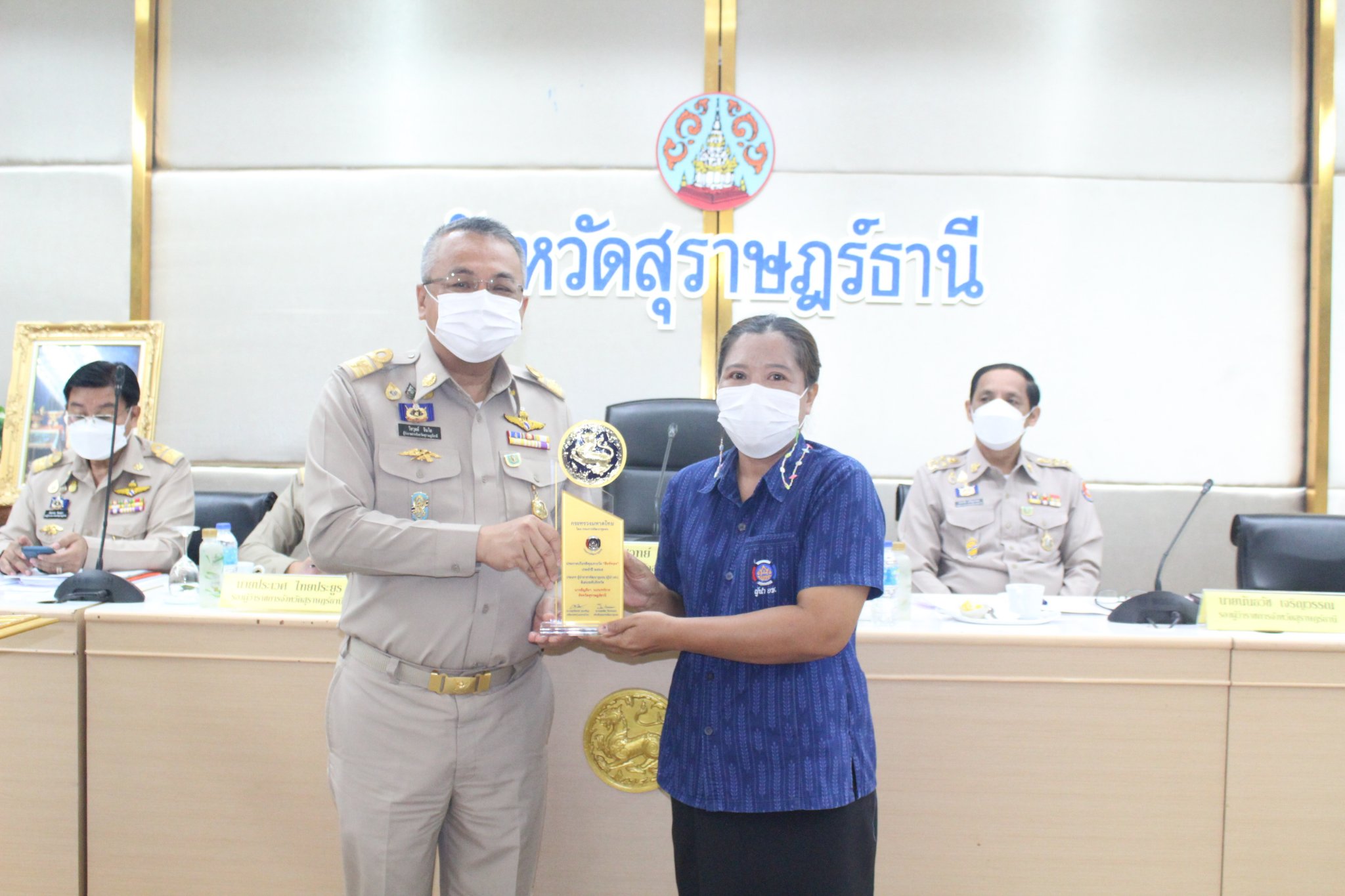 “จังหวัดสุราษฎร์ธานี ร่วมแสดงความยินดี แก่ผู้ที่ได้รับโล่เชิดชูเกียรติทุกท่าน”