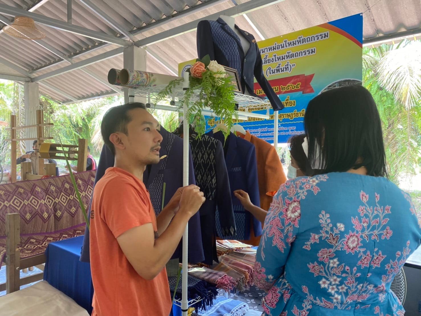 พช.สุราษฎร์ธานีลงพื้นที่ติดตามสนับสนุนการดำเนินงานกลุ่มทอผ้าบ้านทับเที่ยง อำเภอพุนพิน