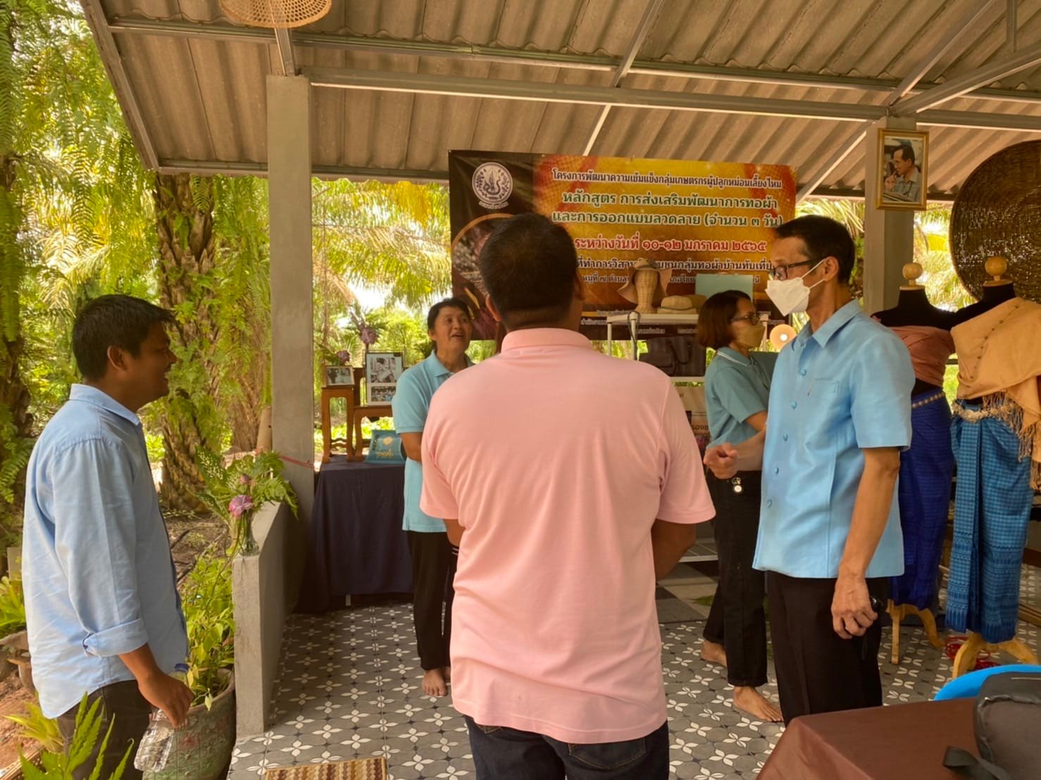 พช.สุราษฎร์ธานีลงพื้นที่ติดตามสนับสนุนการดำเนินงานกลุ่มทอผ้าบ้านทับเที่ยง อำเภอพุนพิน