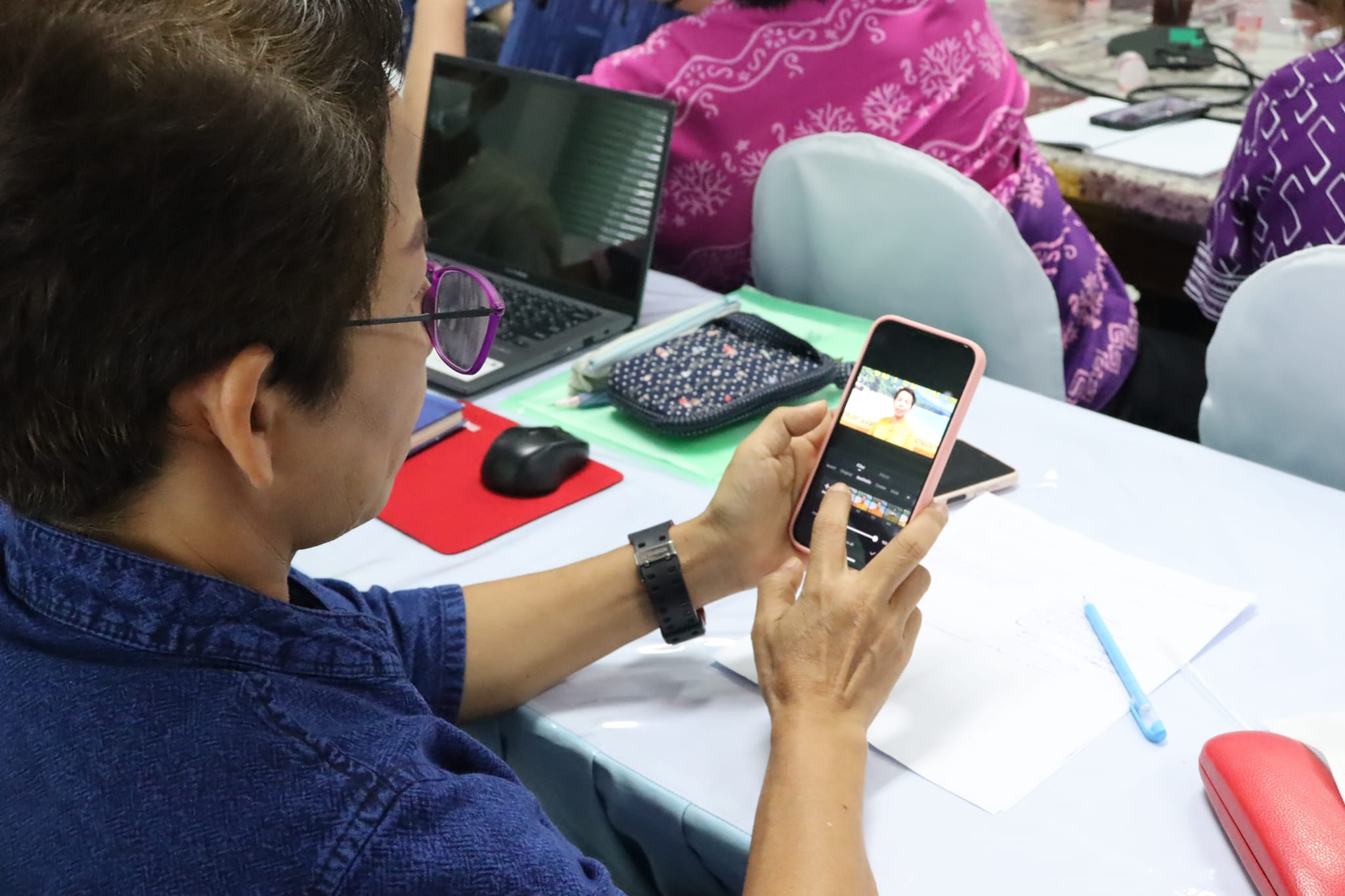 พช.สุราษฎร์ ติวเข้มนักประชาสัมพันธ์ด้านการถ่ายภาพและวีดีโอเพื่อการประชาสัมพันธ์อย่างมืออาชีพ