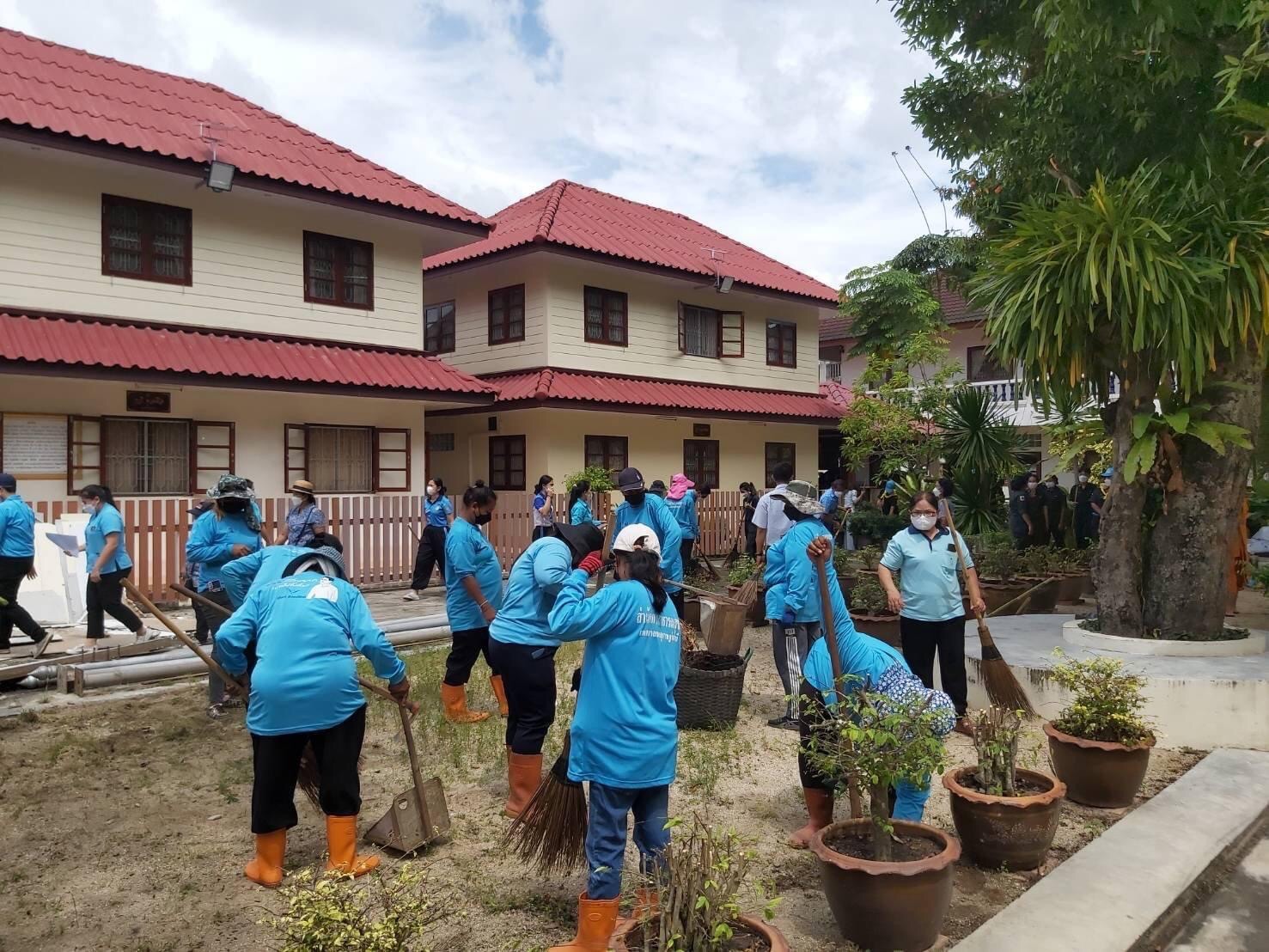 พช.สุราษฎร์ฯ ร่วมกิจกรรมเพื่อเฉลิมพระเกียรติฯ เนื่องในวันเฉลิมพระชนมพรรษา ๙o พรรษา สมเด็จพระนางเจ้าสิริกิติ์พระบรมราชินีนาถ พระบรมราชชนนีพันปีหลวง ณ วัดไตรธรรมารามพระอารามหลวง อำเภอเมืองฯ จังหวัดสุราษฎร์ธานี