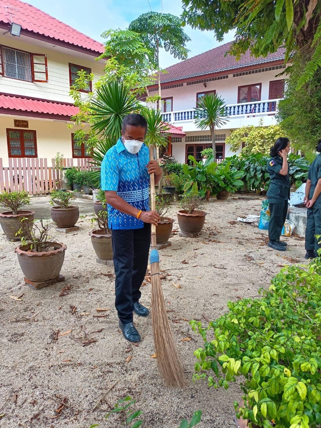 พช.สุราษฎร์ฯ ร่วมกิจกรรมเพื่อเฉลิมพระเกียรติฯ เนื่องในวันเฉลิมพระชนมพรรษา ๙o พรรษา สมเด็จพระนางเจ้าสิริกิติ์พระบรมราชินีนาถ พระบรมราชชนนีพันปีหลวง ณ วัดไตรธรรมารามพระอารามหลวง อำเภอเมืองฯ จังหวัดสุราษฎร์ธานี