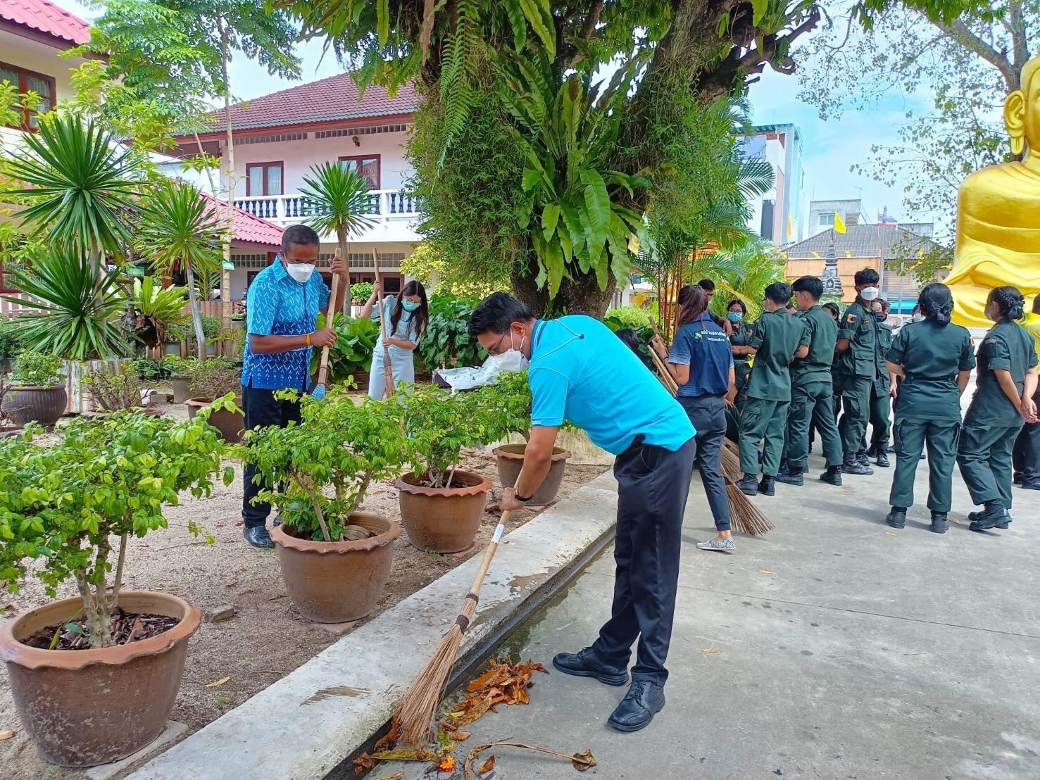 พช.สุราษฎร์ฯ ร่วมกิจกรรมเพื่อเฉลิมพระเกียรติฯ เนื่องในวันเฉลิมพระชนมพรรษา ๙o พรรษา สมเด็จพระนางเจ้าสิริกิติ์พระบรมราชินีนาถ พระบรมราชชนนีพันปีหลวง ณ วัดไตรธรรมารามพระอารามหลวง อำเภอเมืองฯ จังหวัดสุราษฎร์ธานี