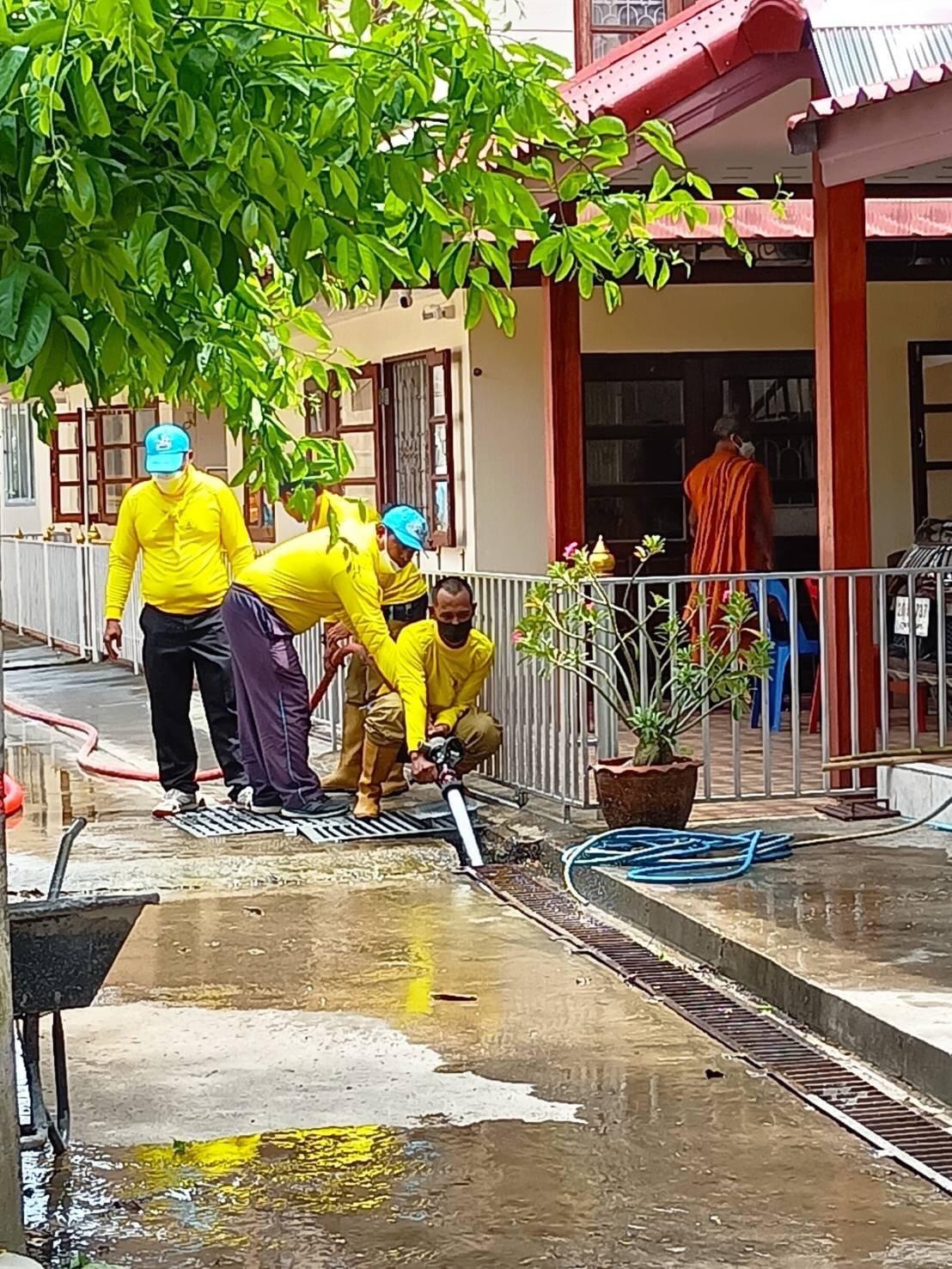 พช.สุราษฎร์ฯ ร่วมกิจกรรมเพื่อเฉลิมพระเกียรติฯ เนื่องในวันเฉลิมพระชนมพรรษา ๙o พรรษา สมเด็จพระนางเจ้าสิริกิติ์พระบรมราชินีนาถ พระบรมราชชนนีพันปีหลวง ณ วัดไตรธรรมารามพระอารามหลวง อำเภอเมืองฯ จังหวัดสุราษฎร์ธานี