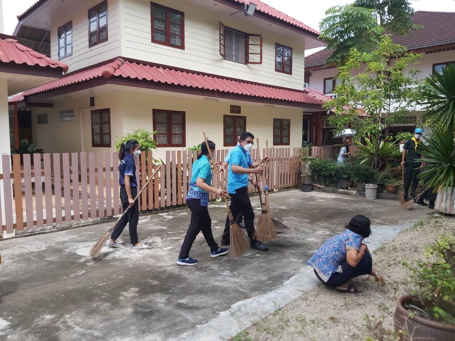 พช.สุราษฎร์ฯ ร่วมกิจกรรมเพื่อเฉลิมพระเกียรติฯ เนื่องในวันเฉลิมพระชนมพรรษา ๙o พรรษา สมเด็จพระนางเจ้าสิริกิติ์พระบรมราชินีนาถ พระบรมราชชนนีพันปีหลวง ณ วัดไตรธรรมารามพระอารามหลวง อำเภอเมืองฯ จังหวัดสุราษฎร์ธานี