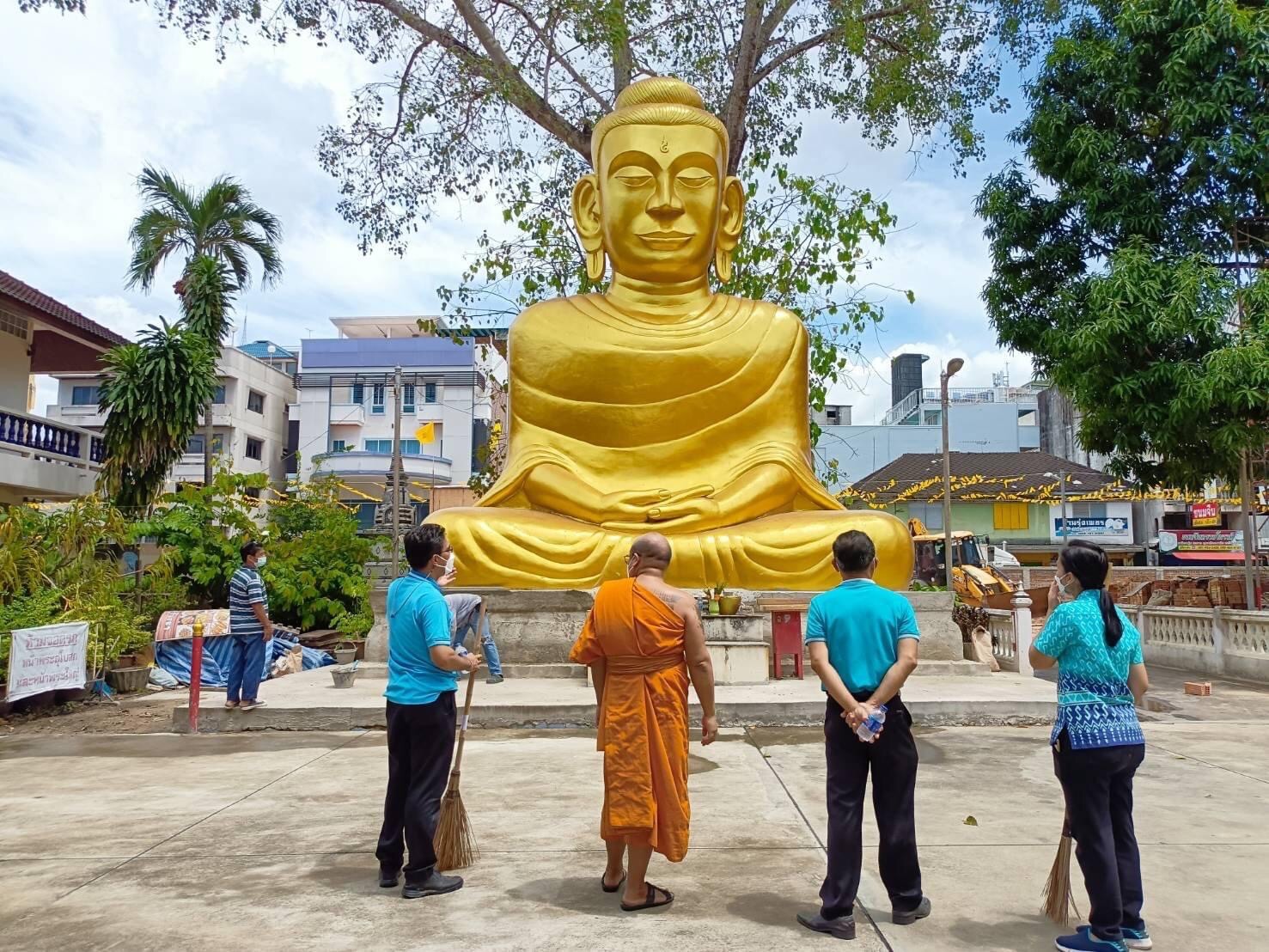 พช.สุราษฎร์ฯ ร่วมกิจกรรมเพื่อเฉลิมพระเกียรติฯ เนื่องในวันเฉลิมพระชนมพรรษา ๙o พรรษา สมเด็จพระนางเจ้าสิริกิติ์พระบรมราชินีนาถ พระบรมราชชนนีพันปีหลวง ณ วัดไตรธรรมารามพระอารามหลวง อำเภอเมืองฯ จังหวัดสุราษฎร์ธานี