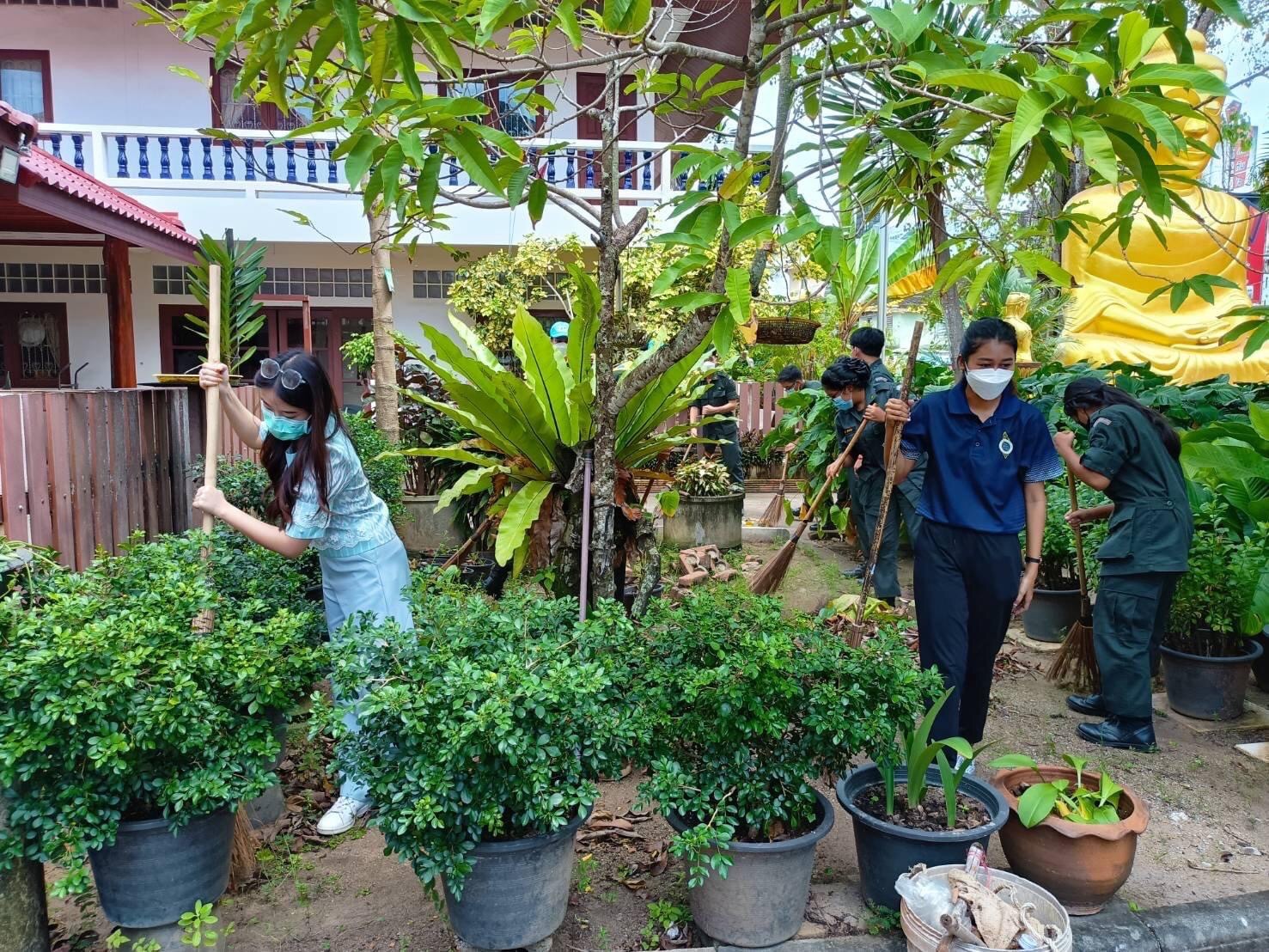 พช.สุราษฎร์ฯ ร่วมกิจกรรมเพื่อเฉลิมพระเกียรติฯ เนื่องในวันเฉลิมพระชนมพรรษา ๙o พรรษา สมเด็จพระนางเจ้าสิริกิติ์พระบรมราชินีนาถ พระบรมราชชนนีพันปีหลวง ณ วัดไตรธรรมารามพระอารามหลวง อำเภอเมืองฯ จังหวัดสุราษฎร์ธานี