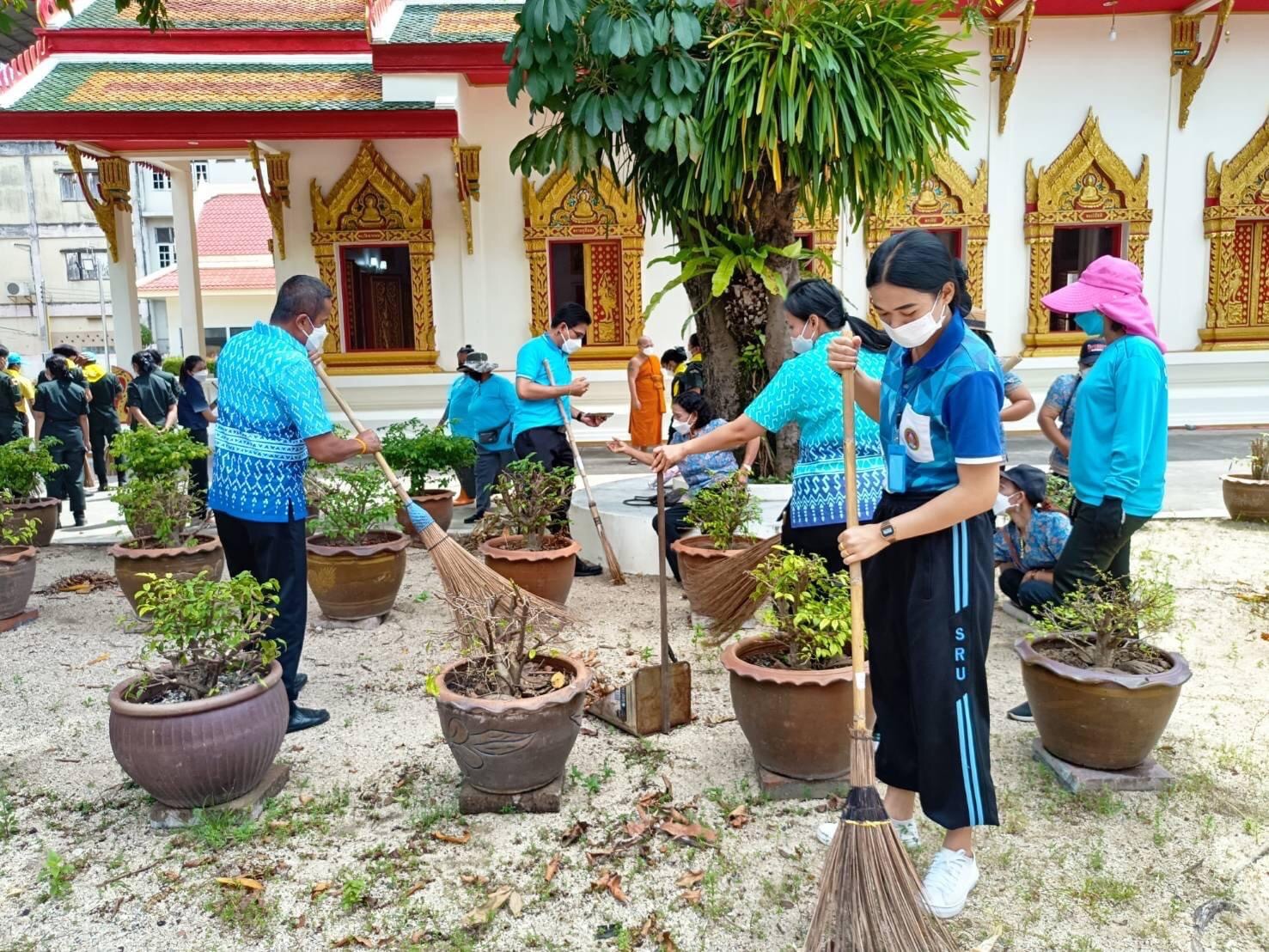 พช.สุราษฎร์ฯ ร่วมกิจกรรมเพื่อเฉลิมพระเกียรติฯ เนื่องในวันเฉลิมพระชนมพรรษา ๙o พรรษา สมเด็จพระนางเจ้าสิริกิติ์พระบรมราชินีนาถ พระบรมราชชนนีพันปีหลวง ณ วัดไตรธรรมารามพระอารามหลวง อำเภอเมืองฯ จังหวัดสุราษฎร์ธานี
