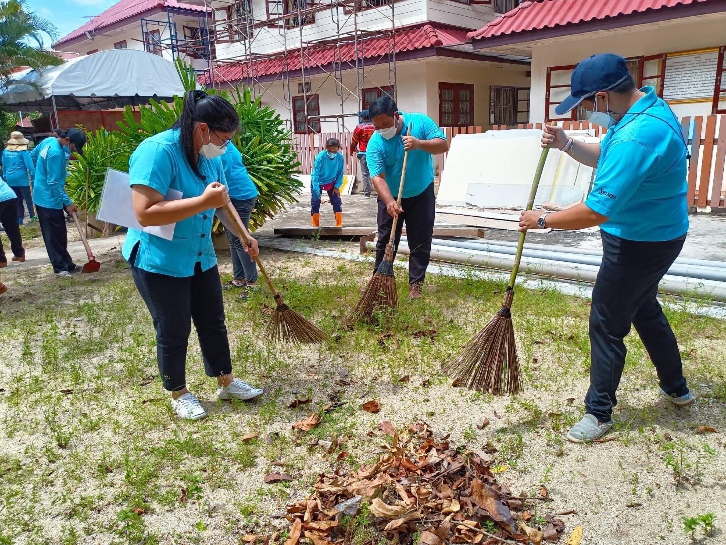 พช.สุราษฎร์ฯ ร่วมกิจกรรมเพื่อเฉลิมพระเกียรติฯ เนื่องในวันเฉลิมพระชนมพรรษา ๙o พรรษา สมเด็จพระนางเจ้าสิริกิติ์พระบรมราชินีนาถ พระบรมราชชนนีพันปีหลวง ณ วัดไตรธรรมารามพระอารามหลวง อำเภอเมืองฯ จังหวัดสุราษฎร์ธานี