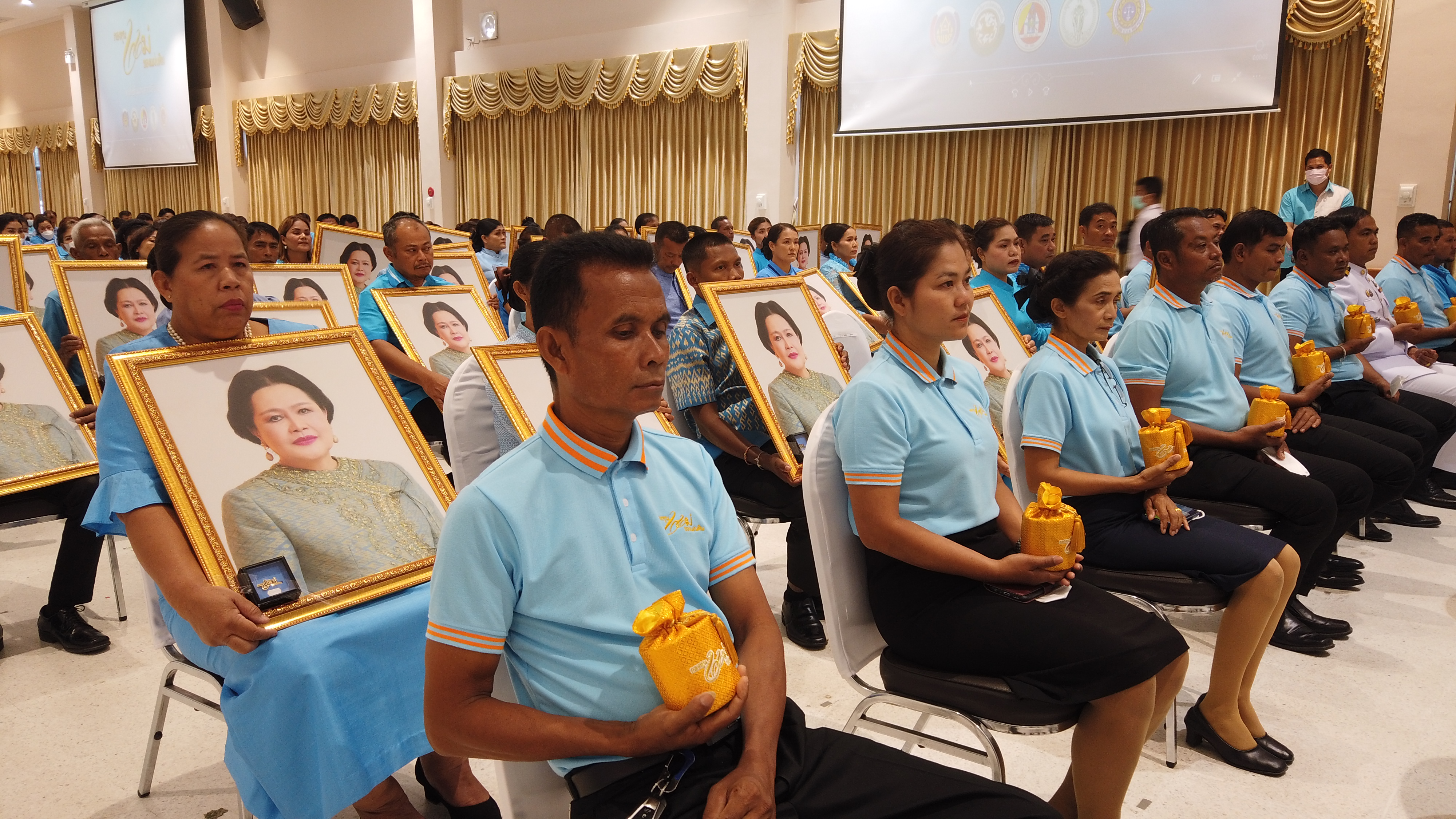 พช.สุราษฎร์ จับมือ ปปส.ภาค 8 และเครือข่ายกองทุนแม่ฯ จังหวัดสุราษฎร์ธานี จัดพิธีมอบเงินพระราชทานขวัญถุงกองทุนแม่ของแผ่นดิน ปี 2565