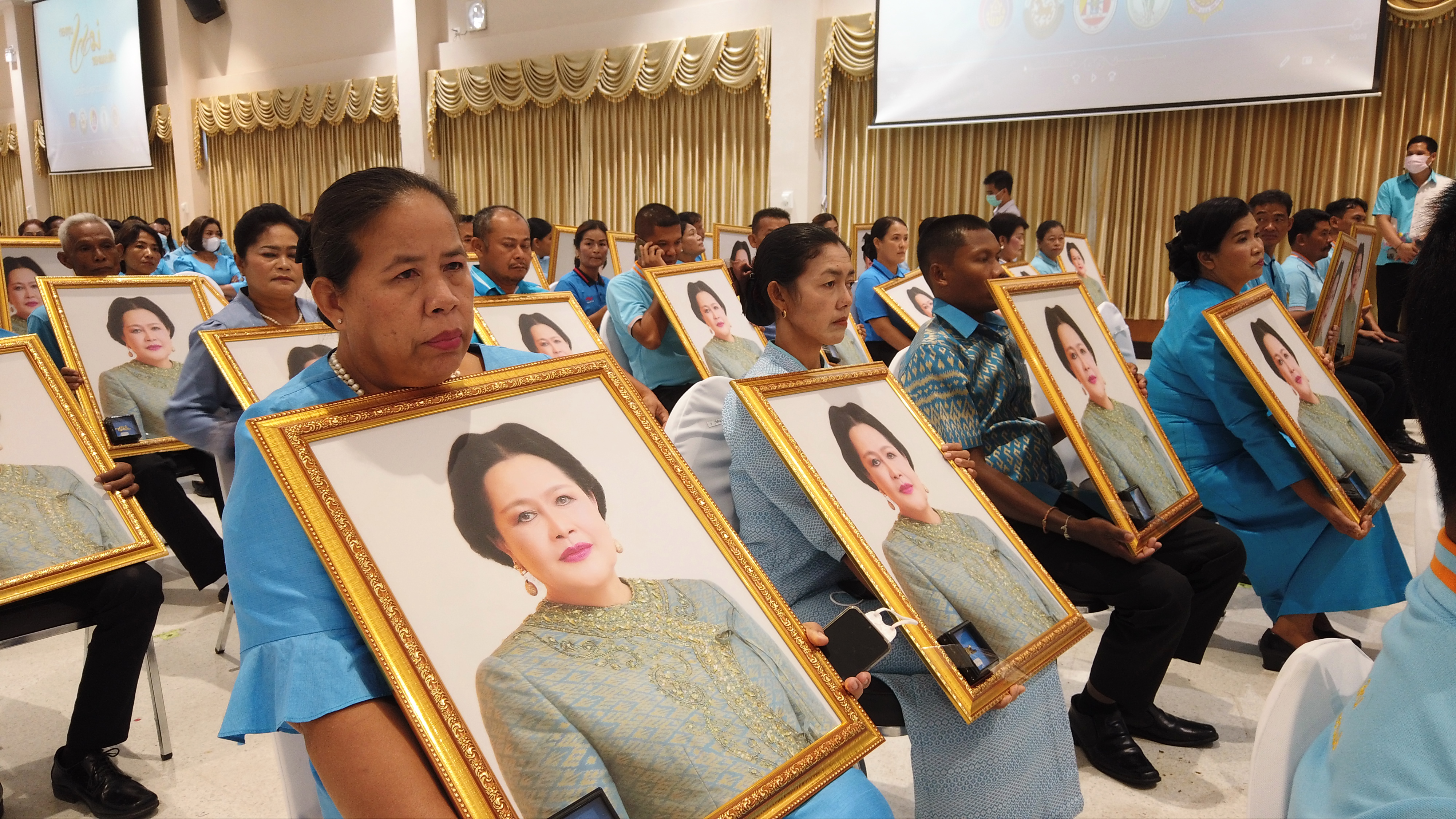 พช.สุราษฎร์ จับมือ ปปส.ภาค 8 และเครือข่ายกองทุนแม่ฯ จังหวัดสุราษฎร์ธานี จัดพิธีมอบเงินพระราชทานขวัญถุงกองทุนแม่ของแผ่นดิน ปี 2565