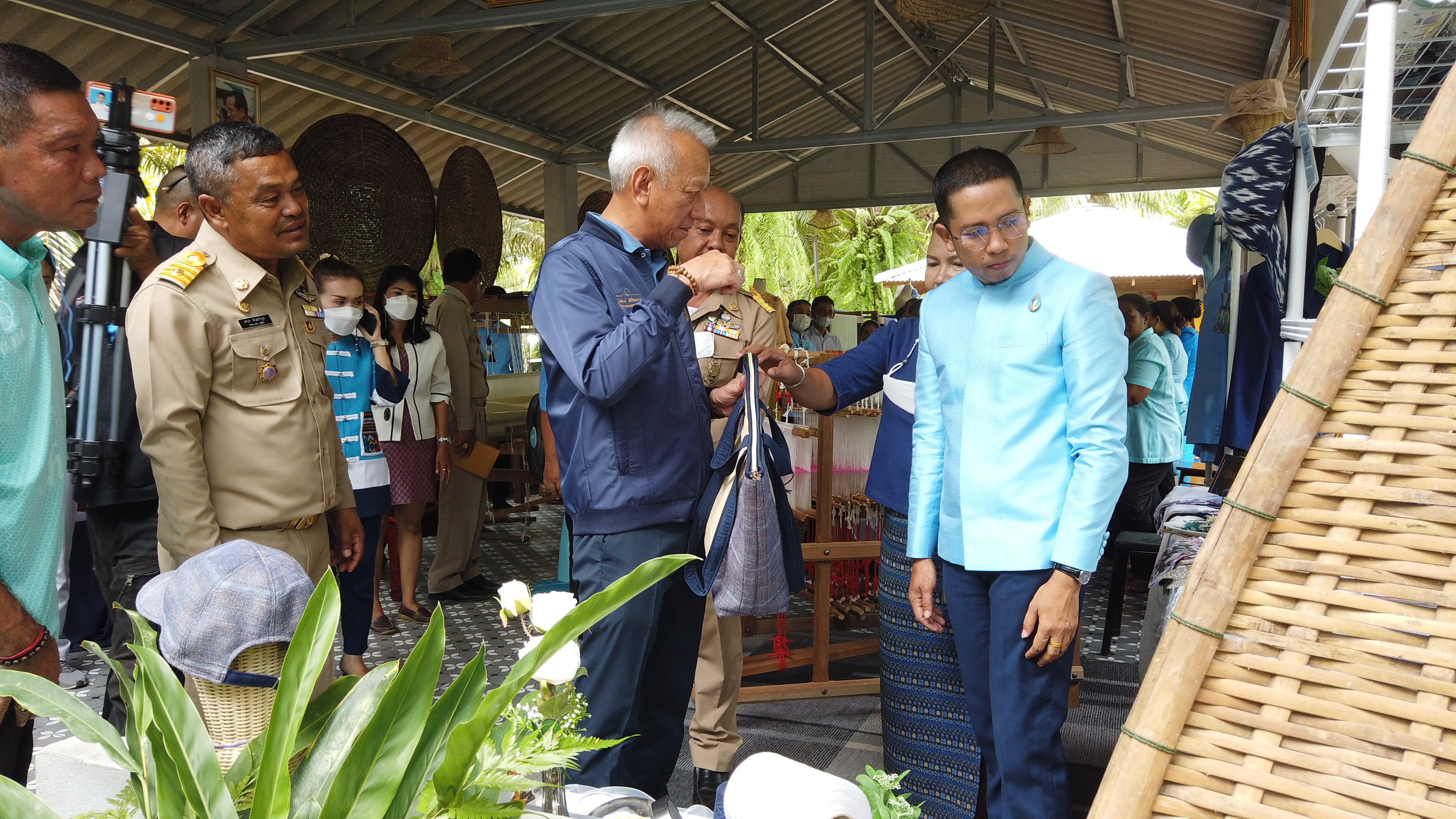 รมว.ท่องเที่ยวและกีฬา ปลุกกระแสการท่องเที่ยววิถีชุมชน ลงพื้นที่เยี่ยมเยียนสถาบันพัฒนาภูมิปัญญาไทยกลุ่มอาชีพสร้างเศรษฐกิจชุมชนตำบลพุนพิน