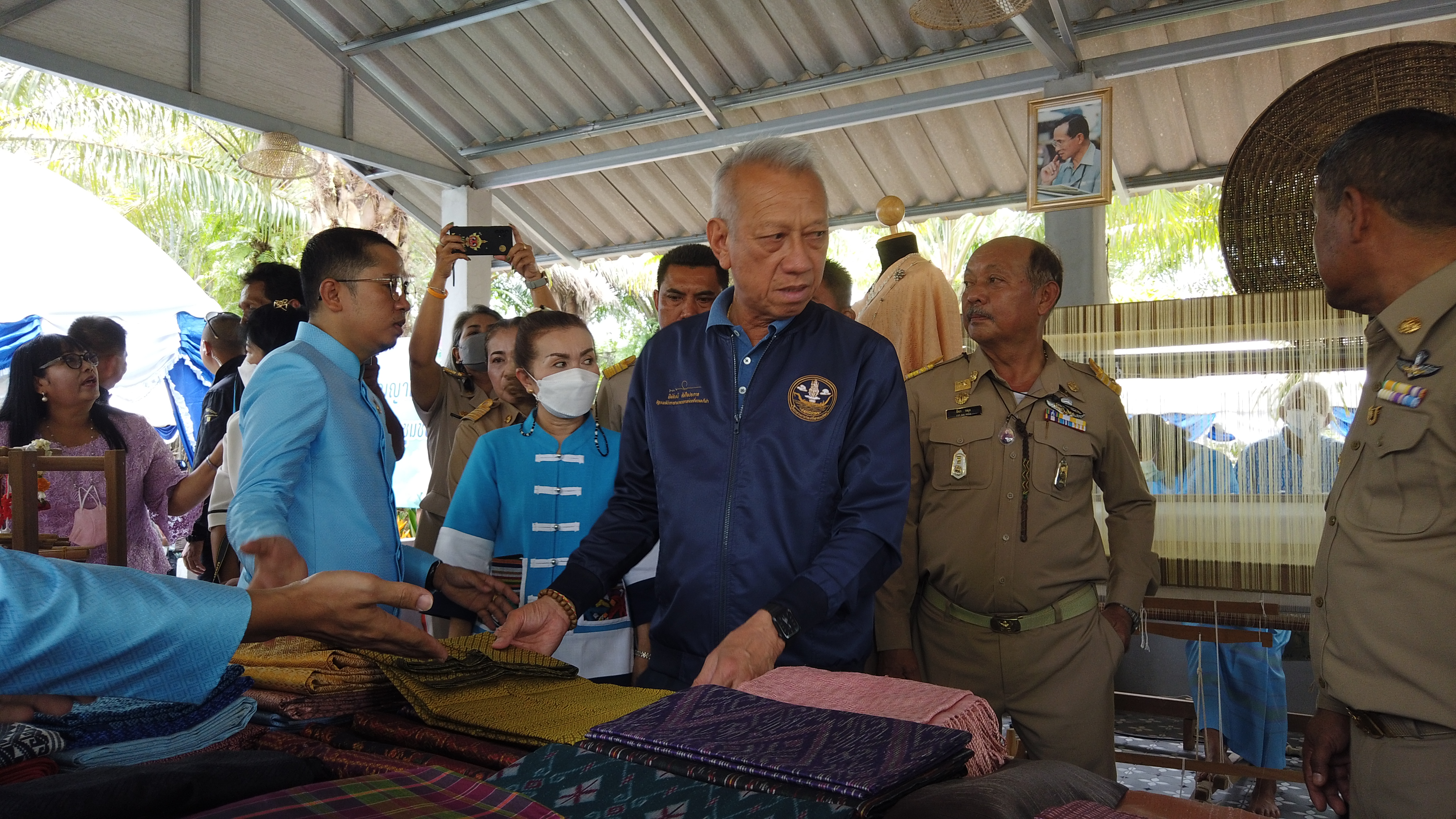 รมว.ท่องเที่ยวและกีฬา ปลุกกระแสการท่องเที่ยววิถีชุมชน ลงพื้นที่เยี่ยมเยียนสถาบันพัฒนาภูมิปัญญาไทยกลุ่มอาชีพสร้างเศรษฐกิจชุมชนตำบลพุนพิน