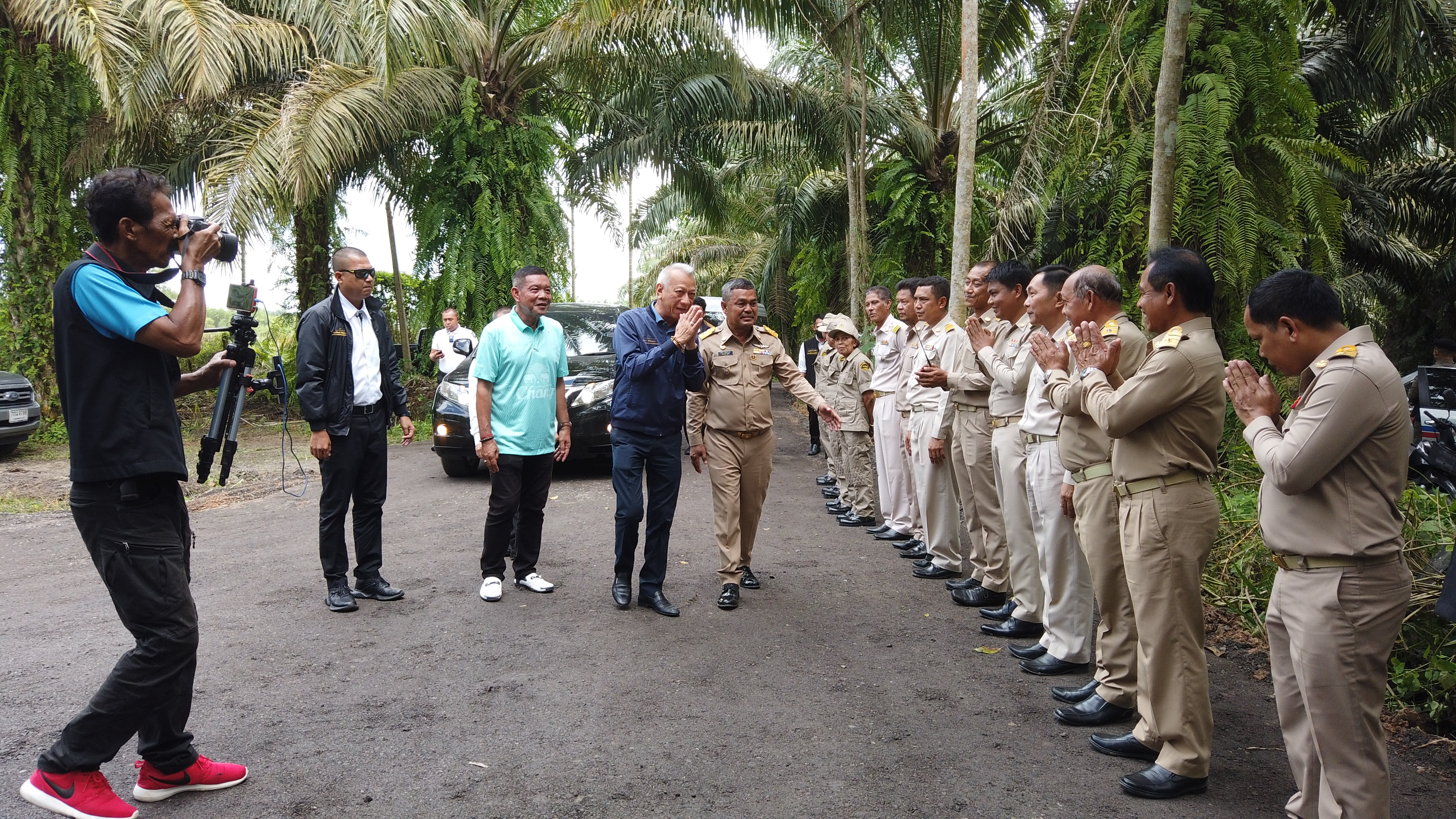 รมว.ท่องเที่ยวและกีฬา ปลุกกระแสการท่องเที่ยววิถีชุมชน ลงพื้นที่เยี่ยมเยียนสถาบันพัฒนาภูมิปัญญาไทยกลุ่มอาชีพสร้างเศรษฐกิจชุมชนตำบลพุนพิน