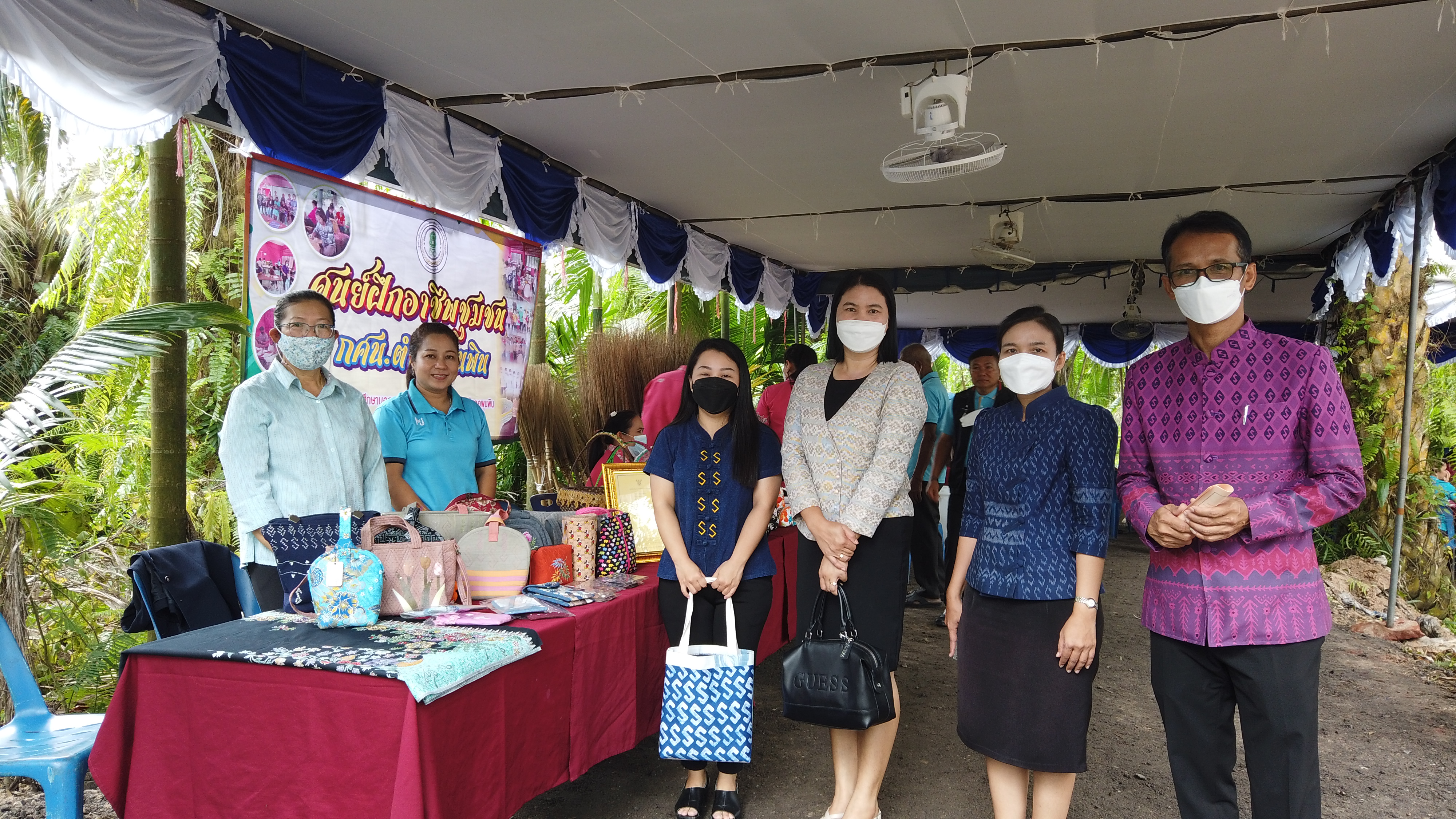 รมว.ท่องเที่ยวและกีฬา ปลุกกระแสการท่องเที่ยววิถีชุมชน ลงพื้นที่เยี่ยมเยียนสถาบันพัฒนาภูมิปัญญาไทยกลุ่มอาชีพสร้างเศรษฐกิจชุมชนตำบลพุนพิน