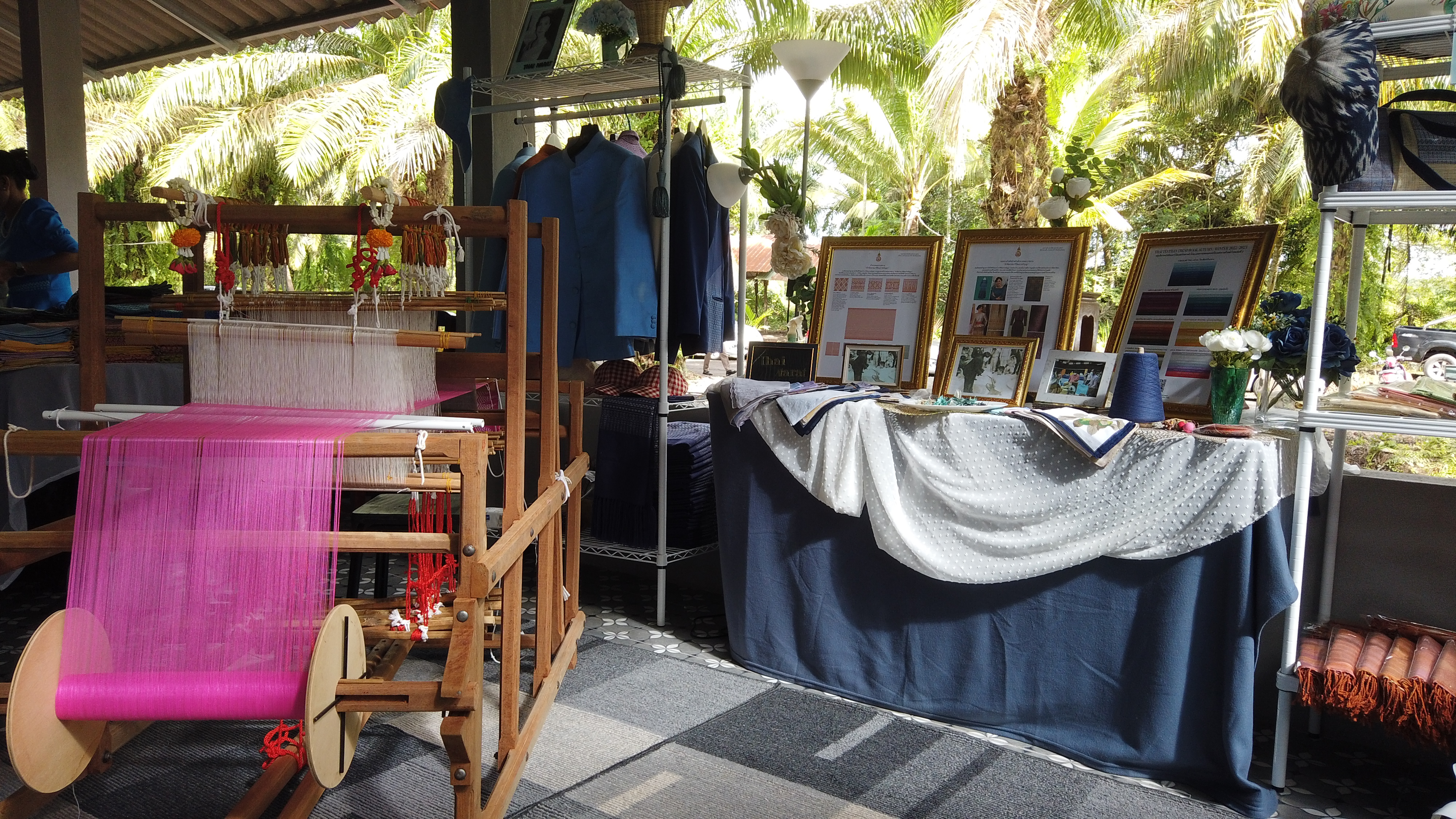 รมว.ท่องเที่ยวและกีฬา ปลุกกระแสการท่องเที่ยววิถีชุมชน ลงพื้นที่เยี่ยมเยียนสถาบันพัฒนาภูมิปัญญาไทยกลุ่มอาชีพสร้างเศรษฐกิจชุมชนตำบลพุนพิน