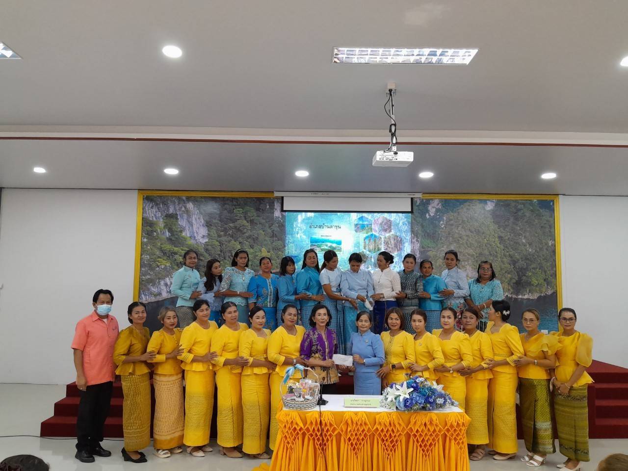 “พลังสตรี พลังที่ยิ่งใหญ่ คณะกรรมการพัฒนาสตรีจังหวัด สุราษฏร์ธานี ประชุมสัญจร ขับเคลื่อนงาน”