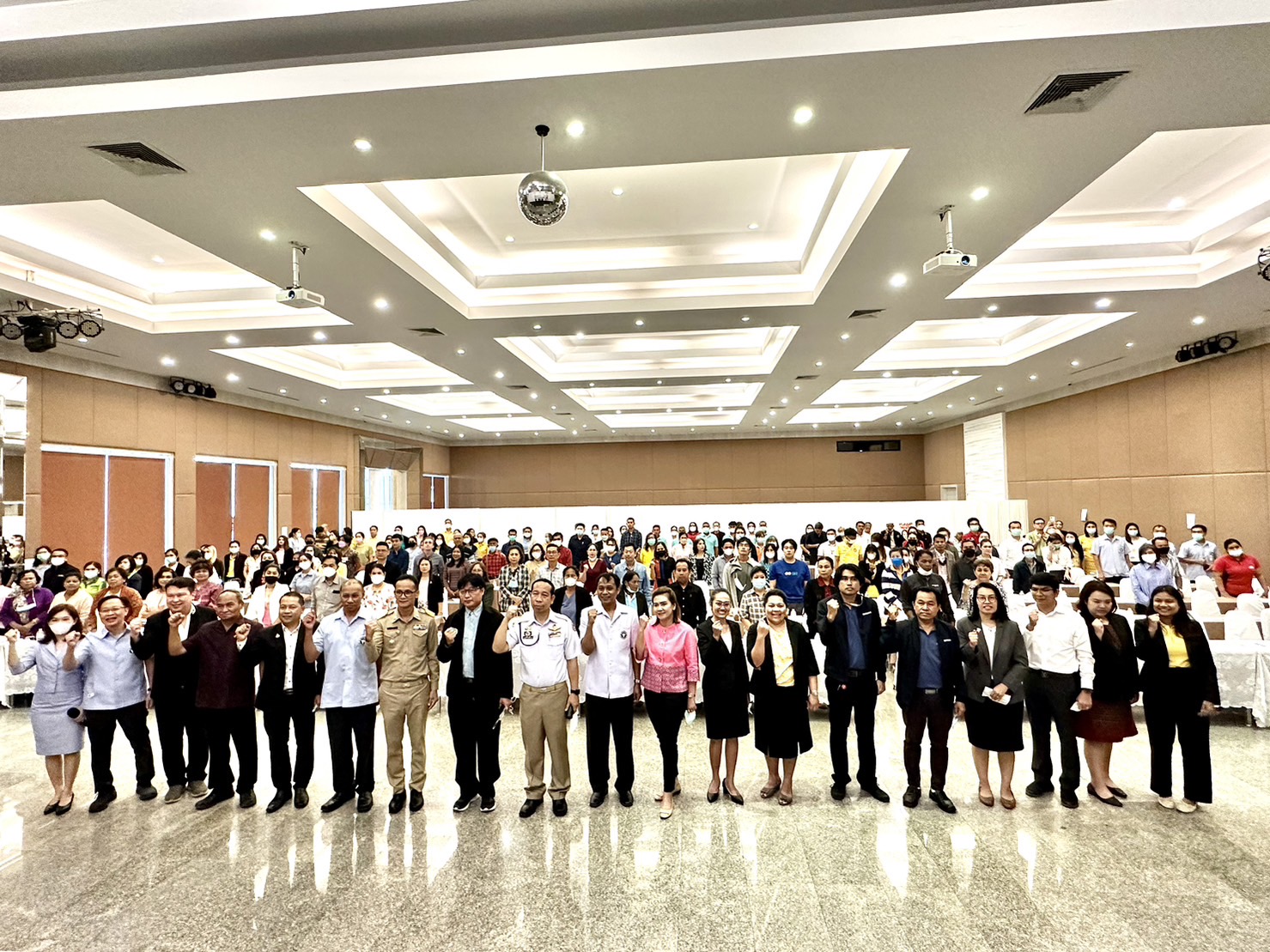 จังหวัดสุราษฎร์ธานีรวมพลังภาคีการพัฒนาจัด อบรมเชิงปฏิบัติการ ผลักดันวิสาหกิจชุมชนฯ และOTOP ก้าวสู่ “ครัวของโลก”