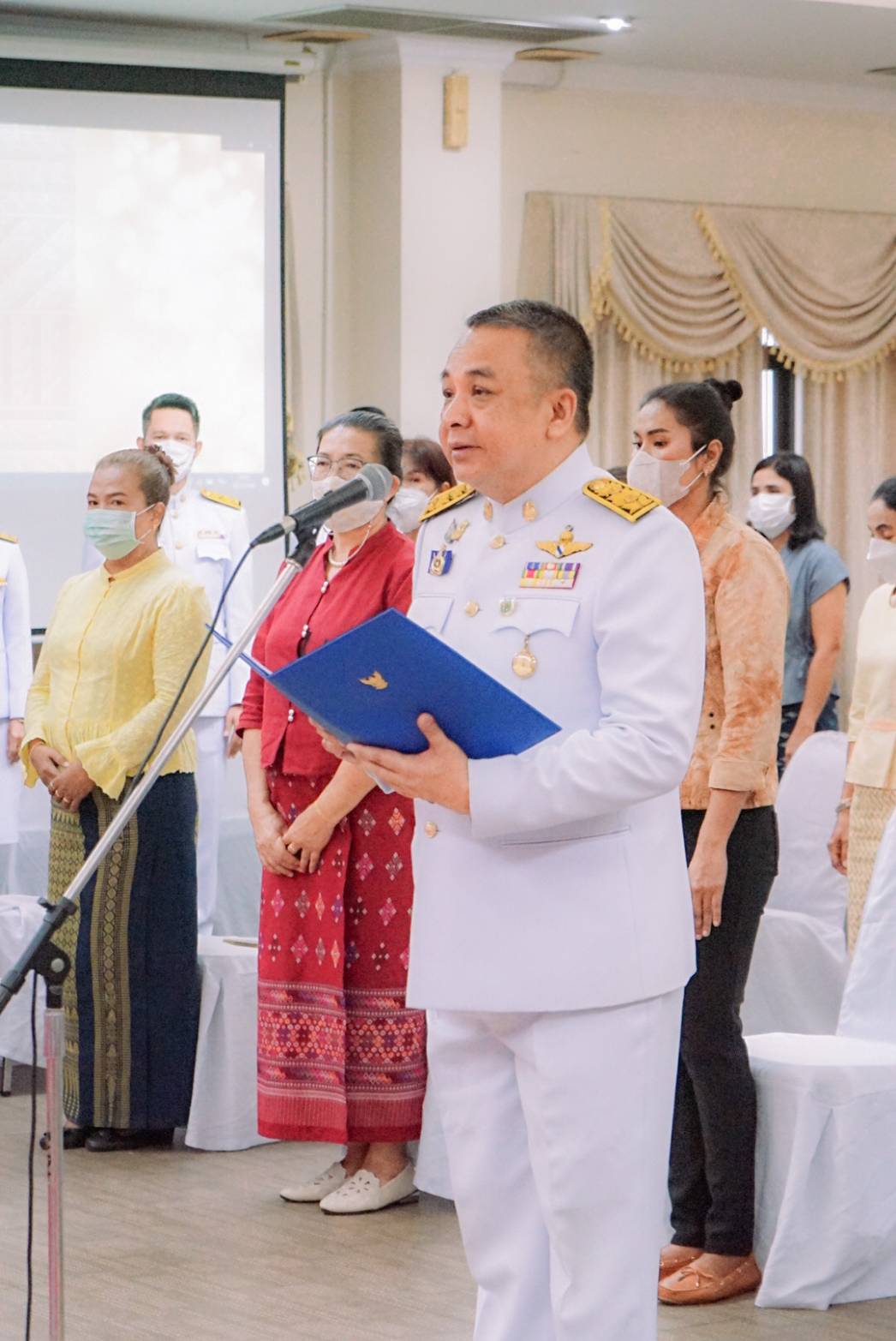 “สุราษฎร์ธานี เมืองคนดี” จัดพิธีมอบแบบลายผ้าพระราชทาน “ผ้าลายดอกรักราชกัญญา” สนองในพระมหากรุณาธิคุณ “เจ้าฟ้าสิริวัณณวรีฯ” เพื่อผลักดันการสร้างงาน สร้างรายได้ กระจายสู่ชุมชนอย่างยั่งยืน”