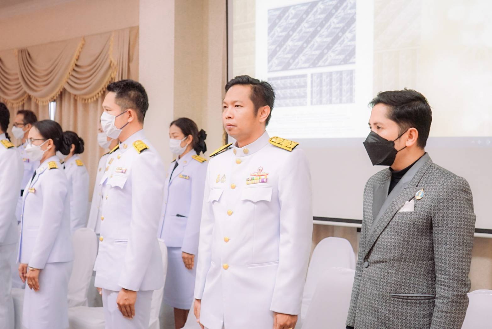 “สุราษฎร์ธานี เมืองคนดี” จัดพิธีมอบแบบลายผ้าพระราชทาน “ผ้าลายดอกรักราชกัญญา” สนองในพระมหากรุณาธิคุณ “เจ้าฟ้าสิริวัณณวรีฯ” เพื่อผลักดันการสร้างงาน สร้างรายได้ กระจายสู่ชุมชนอย่างยั่งยืน”