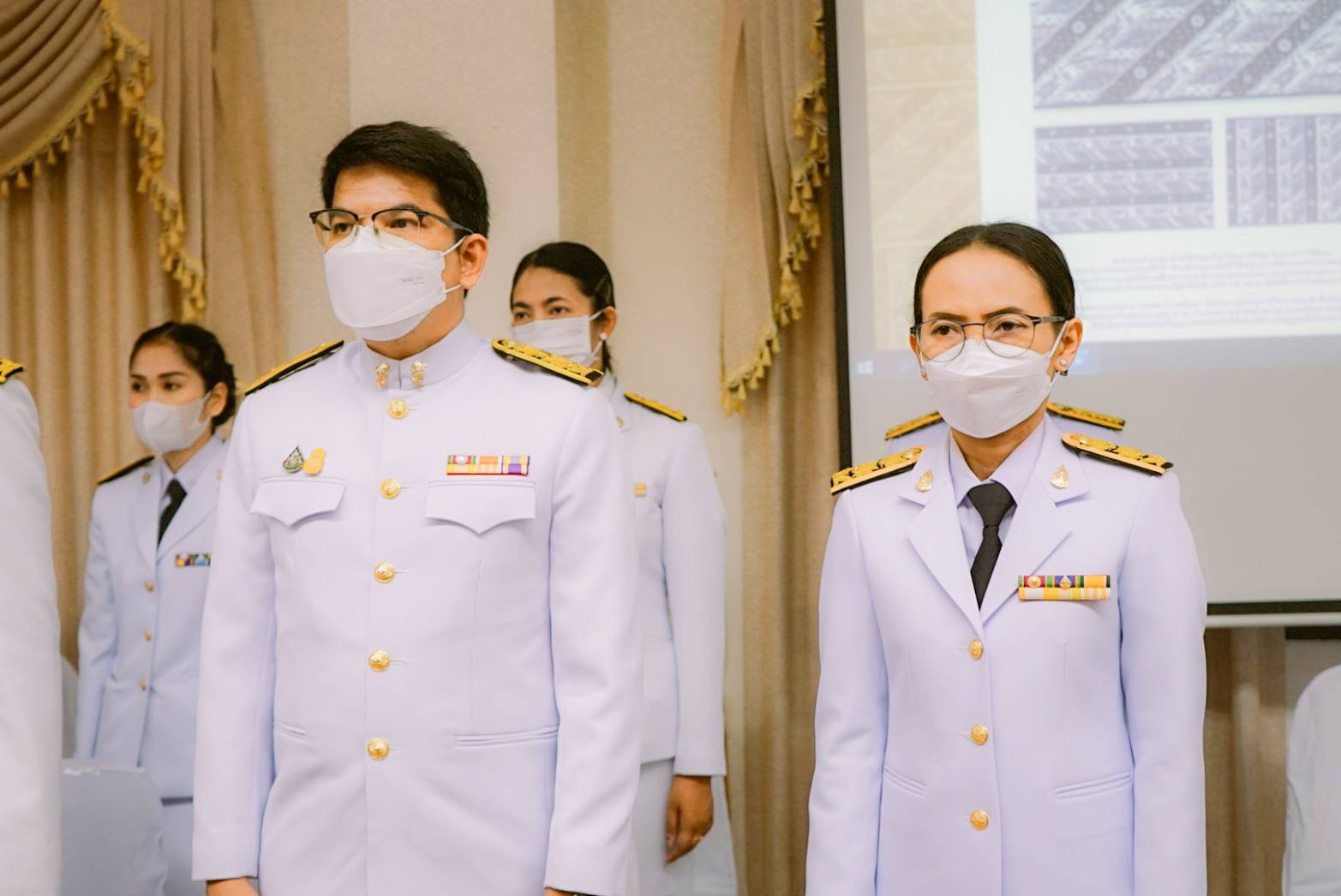 “สุราษฎร์ธานี เมืองคนดี” จัดพิธีมอบแบบลายผ้าพระราชทาน “ผ้าลายดอกรักราชกัญญา” สนองในพระมหากรุณาธิคุณ “เจ้าฟ้าสิริวัณณวรีฯ” เพื่อผลักดันการสร้างงาน สร้างรายได้ กระจายสู่ชุมชนอย่างยั่งยืน”