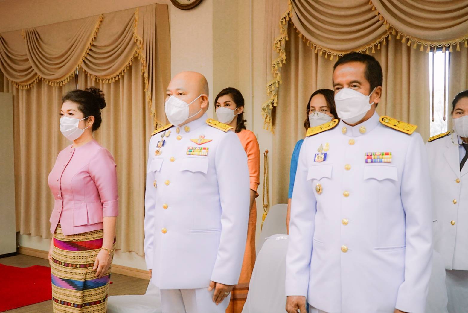 “สุราษฎร์ธานี เมืองคนดี” จัดพิธีมอบแบบลายผ้าพระราชทาน “ผ้าลายดอกรักราชกัญญา” สนองในพระมหากรุณาธิคุณ “เจ้าฟ้าสิริวัณณวรีฯ” เพื่อผลักดันการสร้างงาน สร้างรายได้ กระจายสู่ชุมชนอย่างยั่งยืน”