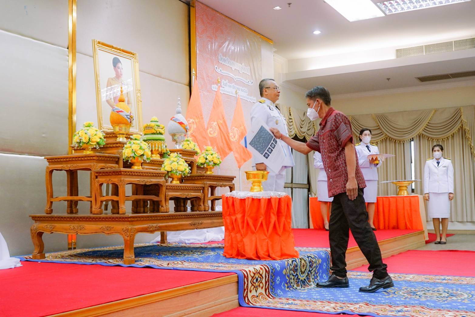 “สุราษฎร์ธานี เมืองคนดี” จัดพิธีมอบแบบลายผ้าพระราชทาน “ผ้าลายดอกรักราชกัญญา” สนองในพระมหากรุณาธิคุณ “เจ้าฟ้าสิริวัณณวรีฯ” เพื่อผลักดันการสร้างงาน สร้างรายได้ กระจายสู่ชุมชนอย่างยั่งยืน”