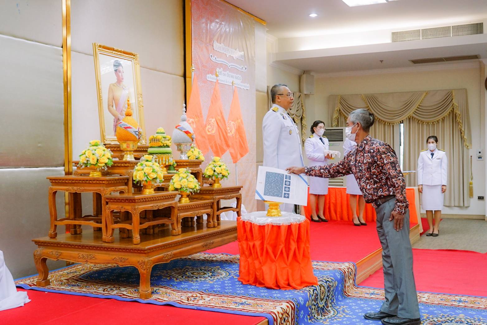 “สุราษฎร์ธานี เมืองคนดี” จัดพิธีมอบแบบลายผ้าพระราชทาน “ผ้าลายดอกรักราชกัญญา” สนองในพระมหากรุณาธิคุณ “เจ้าฟ้าสิริวัณณวรีฯ” เพื่อผลักดันการสร้างงาน สร้างรายได้ กระจายสู่ชุมชนอย่างยั่งยืน”