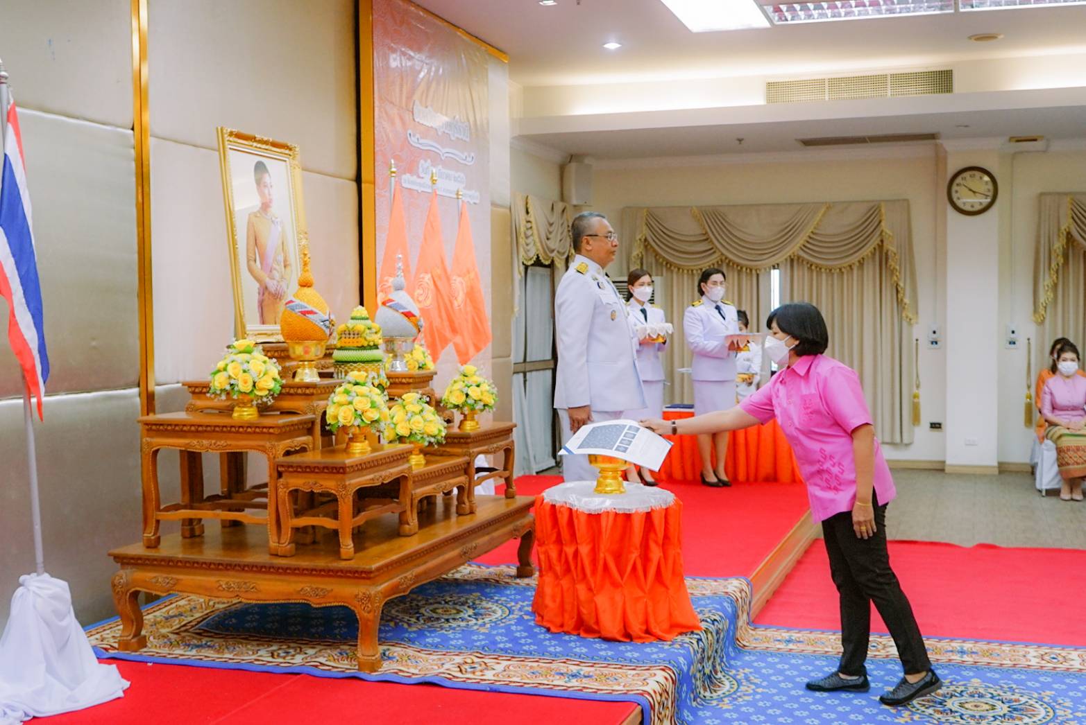 “สุราษฎร์ธานี เมืองคนดี” จัดพิธีมอบแบบลายผ้าพระราชทาน “ผ้าลายดอกรักราชกัญญา” สนองในพระมหากรุณาธิคุณ “เจ้าฟ้าสิริวัณณวรีฯ” เพื่อผลักดันการสร้างงาน สร้างรายได้ กระจายสู่ชุมชนอย่างยั่งยืน”