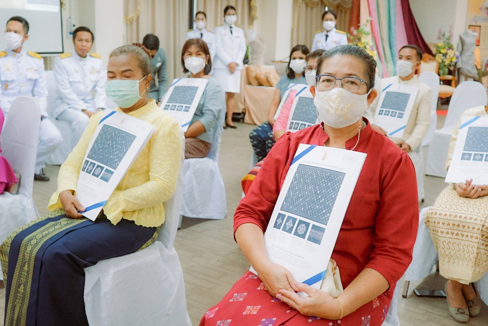 “สุราษฎร์ธานี เมืองคนดี” จัดพิธีมอบแบบลายผ้าพระราชทาน “ผ้าลายดอกรักราชกัญญา” สนองในพระมหากรุณาธิคุณ “เจ้าฟ้าสิริวัณณวรีฯ” เพื่อผลักดันการสร้างงาน สร้างรายได้ กระจายสู่ชุมชนอย่างยั่งยืน”