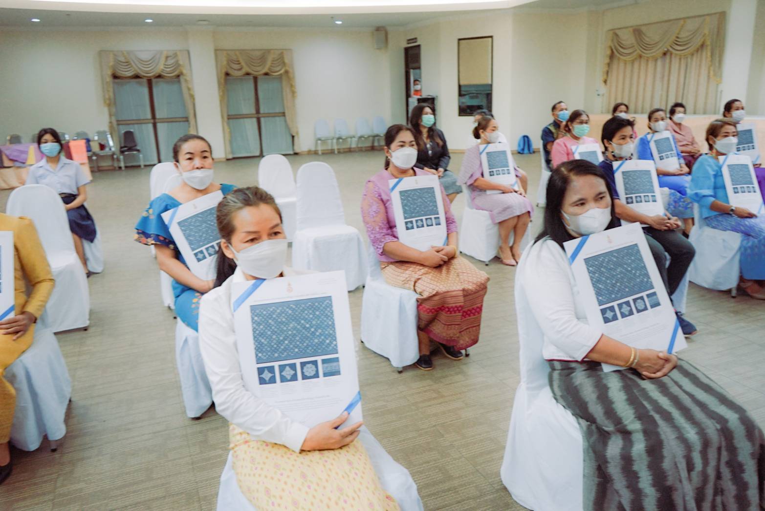 “สุราษฎร์ธานี เมืองคนดี” จัดพิธีมอบแบบลายผ้าพระราชทาน “ผ้าลายดอกรักราชกัญญา” สนองในพระมหากรุณาธิคุณ “เจ้าฟ้าสิริวัณณวรีฯ” เพื่อผลักดันการสร้างงาน สร้างรายได้ กระจายสู่ชุมชนอย่างยั่งยืน”