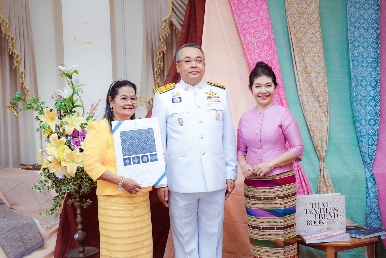 “สุราษฎร์ธานี เมืองคนดี” จัดพิธีมอบแบบลายผ้าพระราชทาน “ผ้าลายดอกรักราชกัญญา” สนองในพระมหากรุณาธิคุณ “เจ้าฟ้าสิริวัณณวรีฯ” เพื่อผลักดันการสร้างงาน สร้างรายได้ กระจายสู่ชุมชนอย่างยั่งยืน”