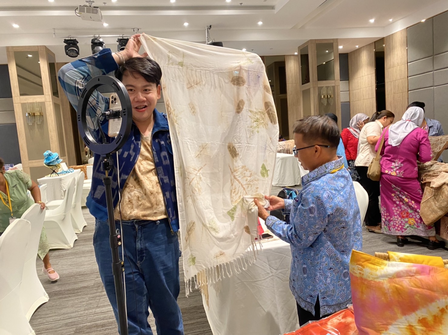 ยกทัพ กลุ่มทอผ้าเมืองคนดี ติวเข้มพัฒนาศักยภาพผู้ประกอบการประเภทผ้าและหัตถกรรม รุ่นที่ 2 