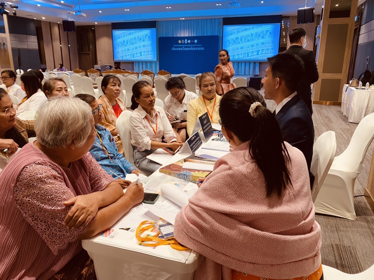 ยกทัพ กลุ่มทอผ้าเมืองคนดี ติวเข้มพัฒนาศักยภาพผู้ประกอบการประเภทผ้าและหัตถกรรม รุ่นที่ 2 