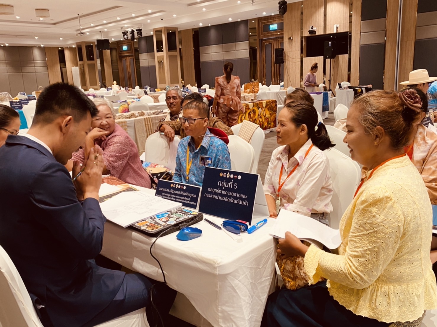 ยกทัพ กลุ่มทอผ้าเมืองคนดี ติวเข้มพัฒนาศักยภาพผู้ประกอบการประเภทผ้าและหัตถกรรม รุ่นที่ 2 