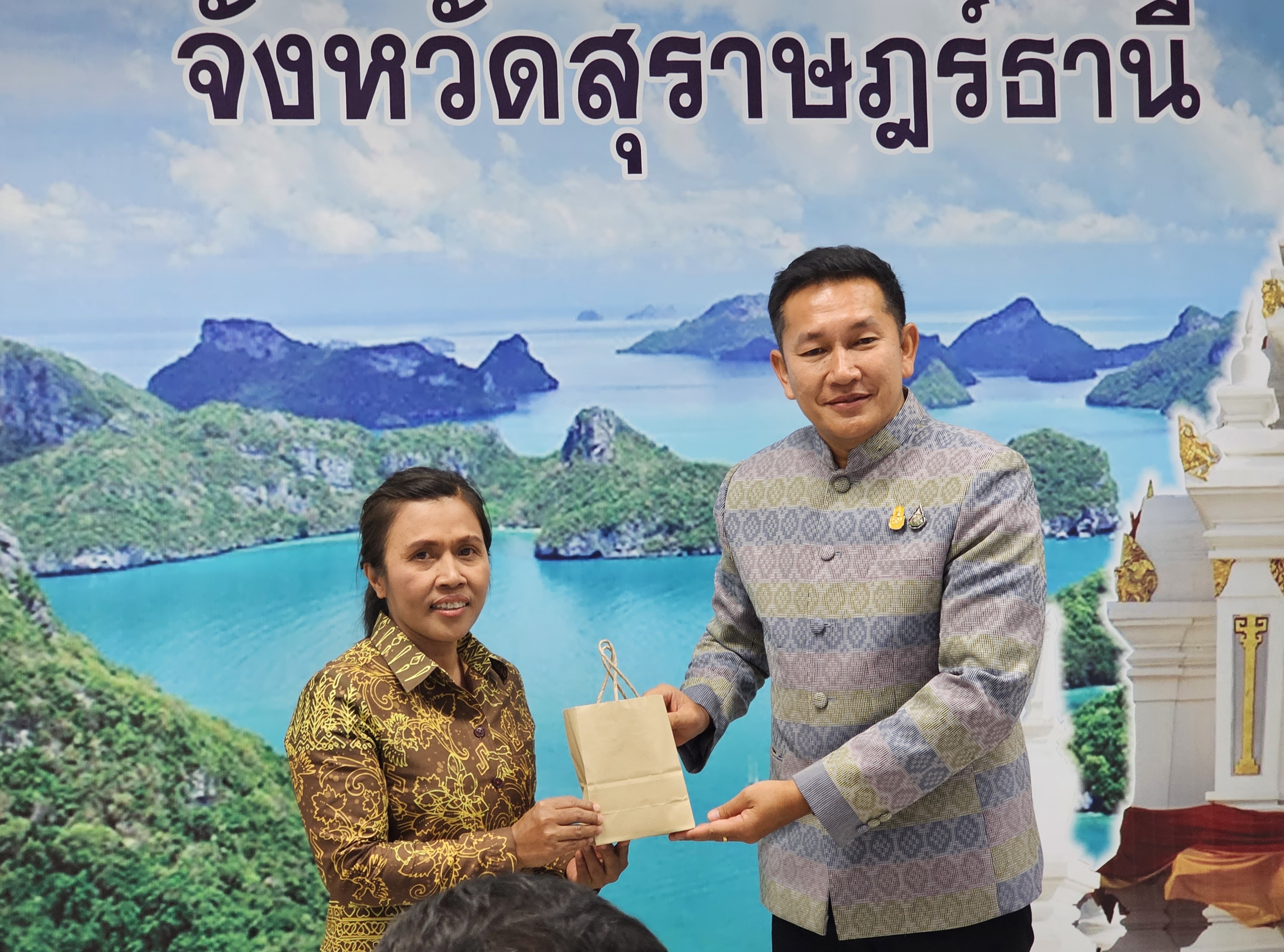 พช.สุราษฎร์ สร้างขวัญและกำลังใจในการจัดเก็บข้อมูล จปฐ. ปี 66