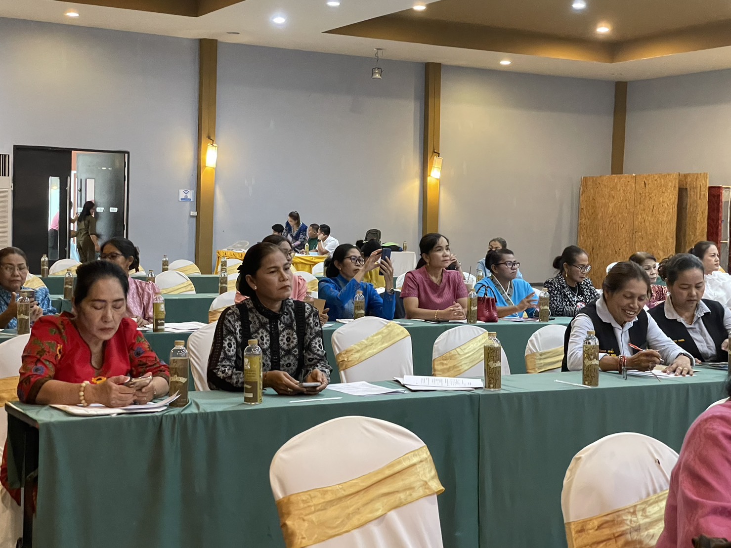 พช.สุราษฎร์ หนุนพลังสตรีร่วมขจัดความยากจน