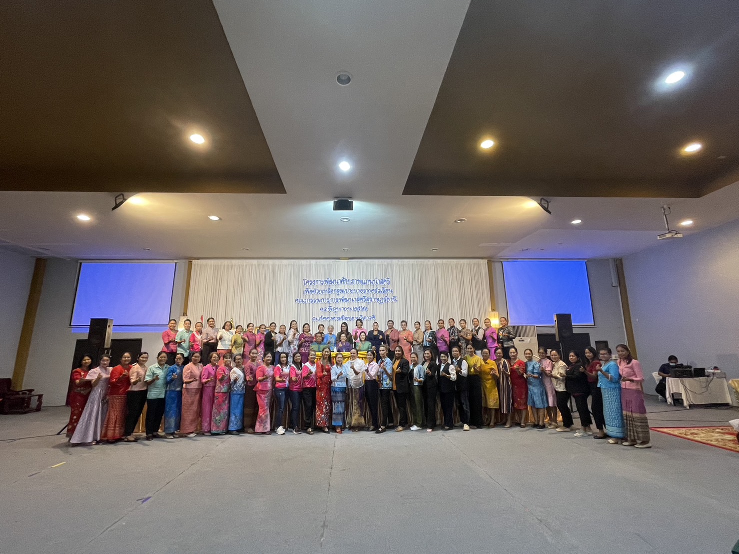 พช.สุราษฎร์ หนุนพลังสตรีร่วมขจัดความยากจน