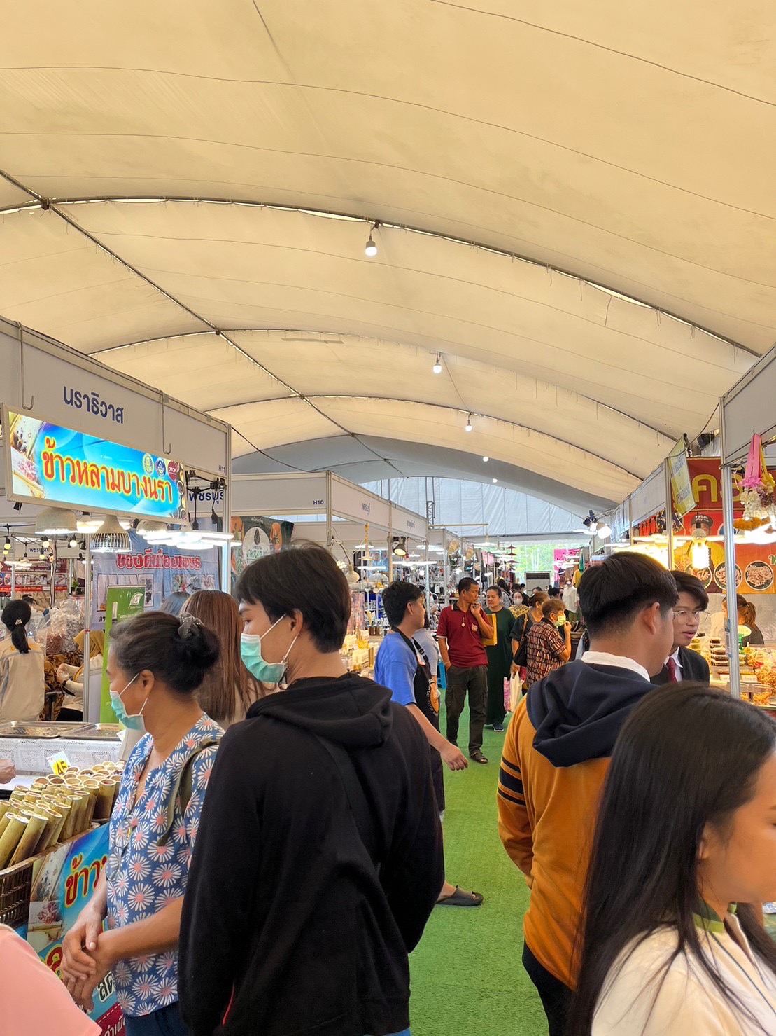 กระตุ้นเศรษฐกิจเมืองคนดี  8.6 ล้านบาท ในวันที่ 4 งาน “OTOP ทั่วไทยร่วมใจ @ สุราษฎร์ธานี” ณ บริเวณสนามหน้าศาลากลางจังหวัดสุราษฎร์ธานี